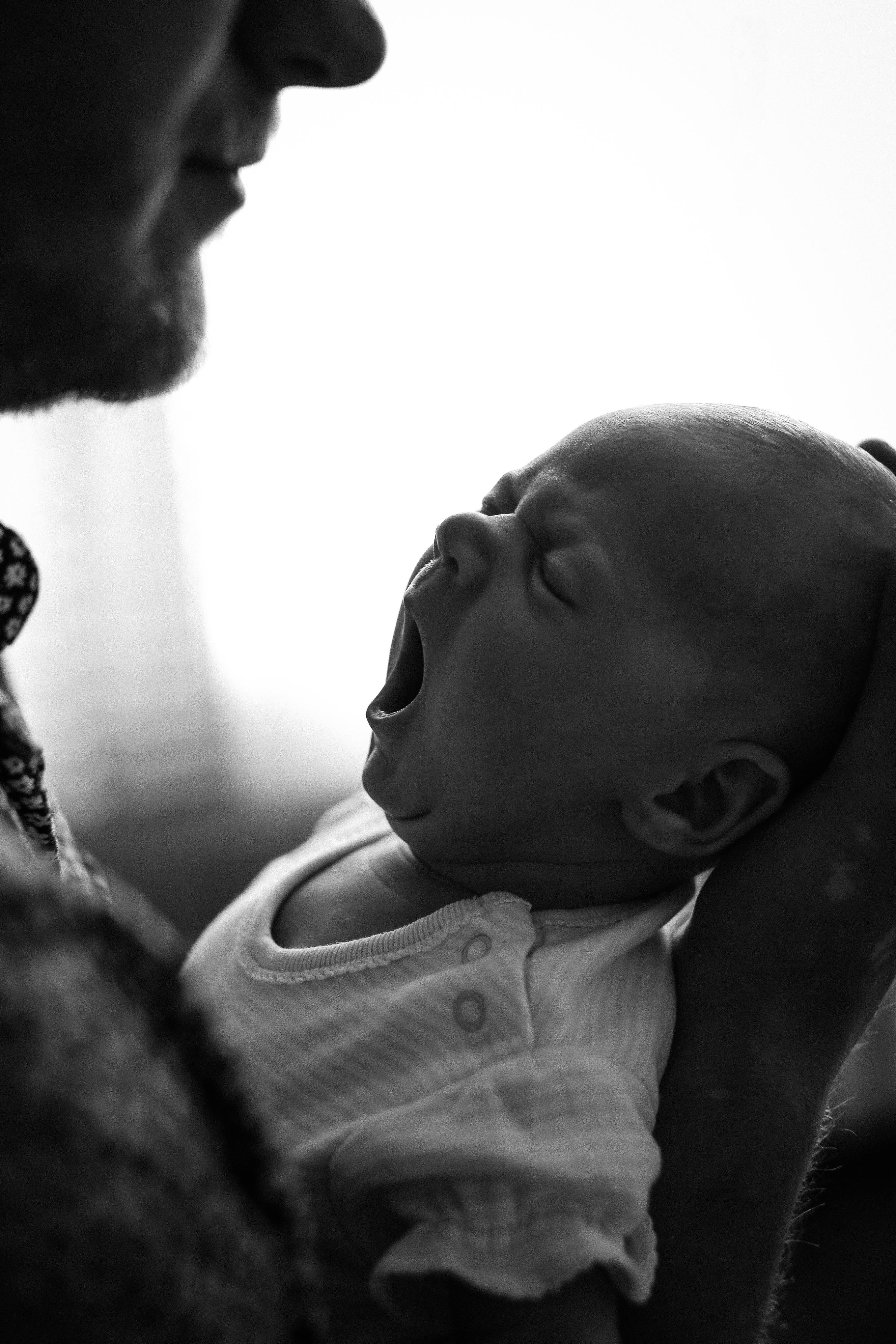 Hombre sostiene a un bebé. Imagen con fines ilustrativos | Foto: Pexels
