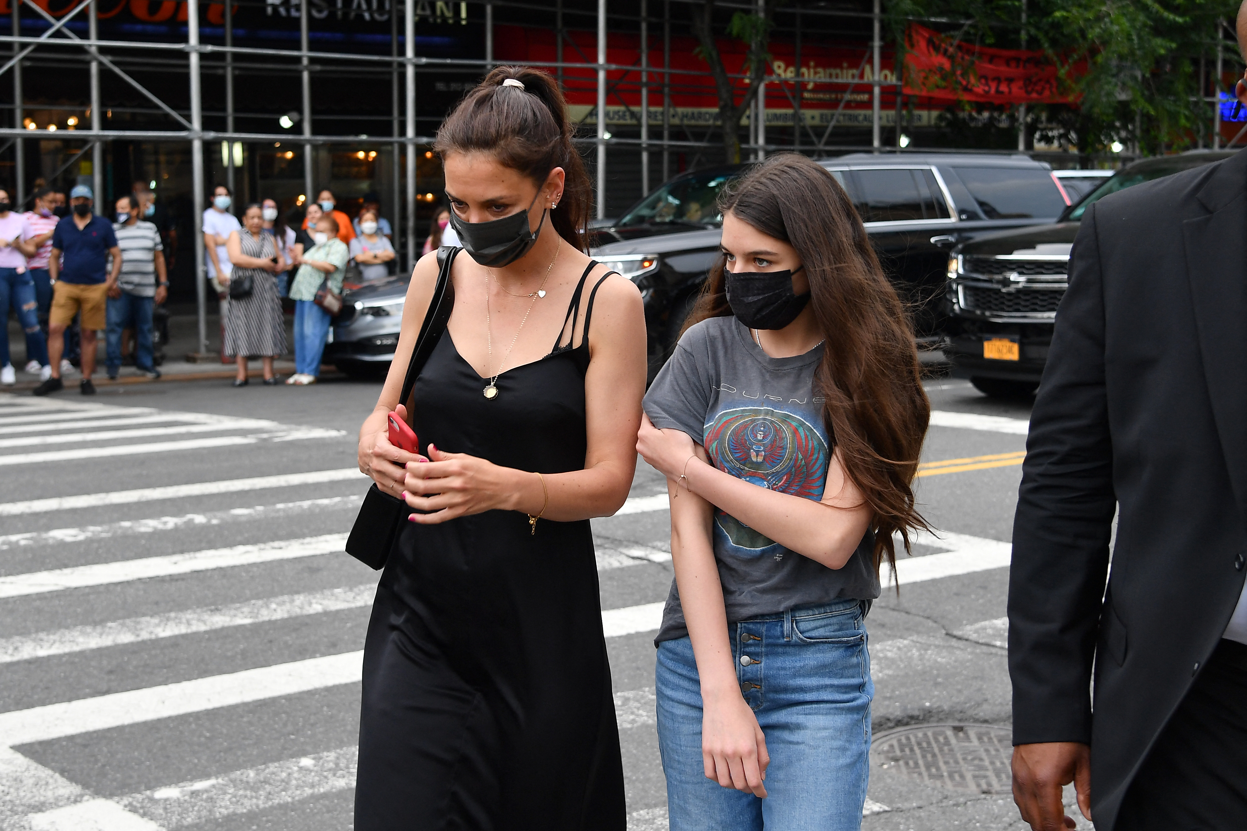 Katie Holmes y Suri asistieron al estreno de "In The Heights" durante el Festival de Tribeca el 9 de junio de 2021, en Nueva York. El par madre-hija hizo una rara aparición pública juntas, mostrando su estrecho vínculo a medida que Suri se convertía en una joven adulta | Fuente: Getty Images