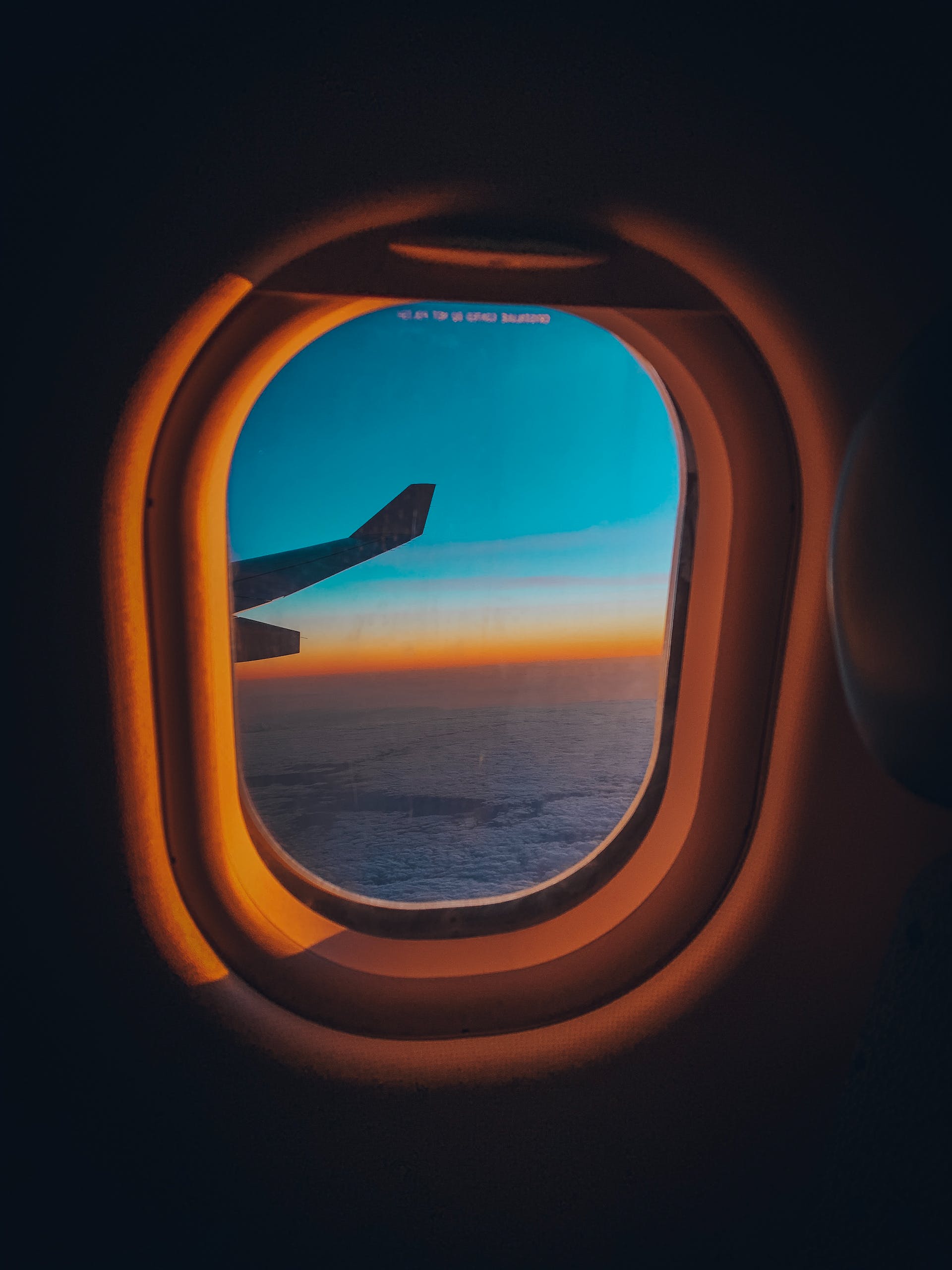 Foto de la ventanilla de un avión | Fuente: Pexels