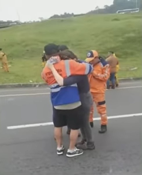 Personal de rescate abrazando a una persona afectada. | Foto: YouTube/EL TIEMPO