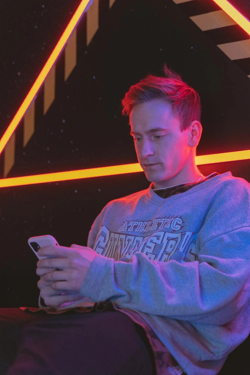 Un hombre tecleando en su teléfono | Fuente: Pexels