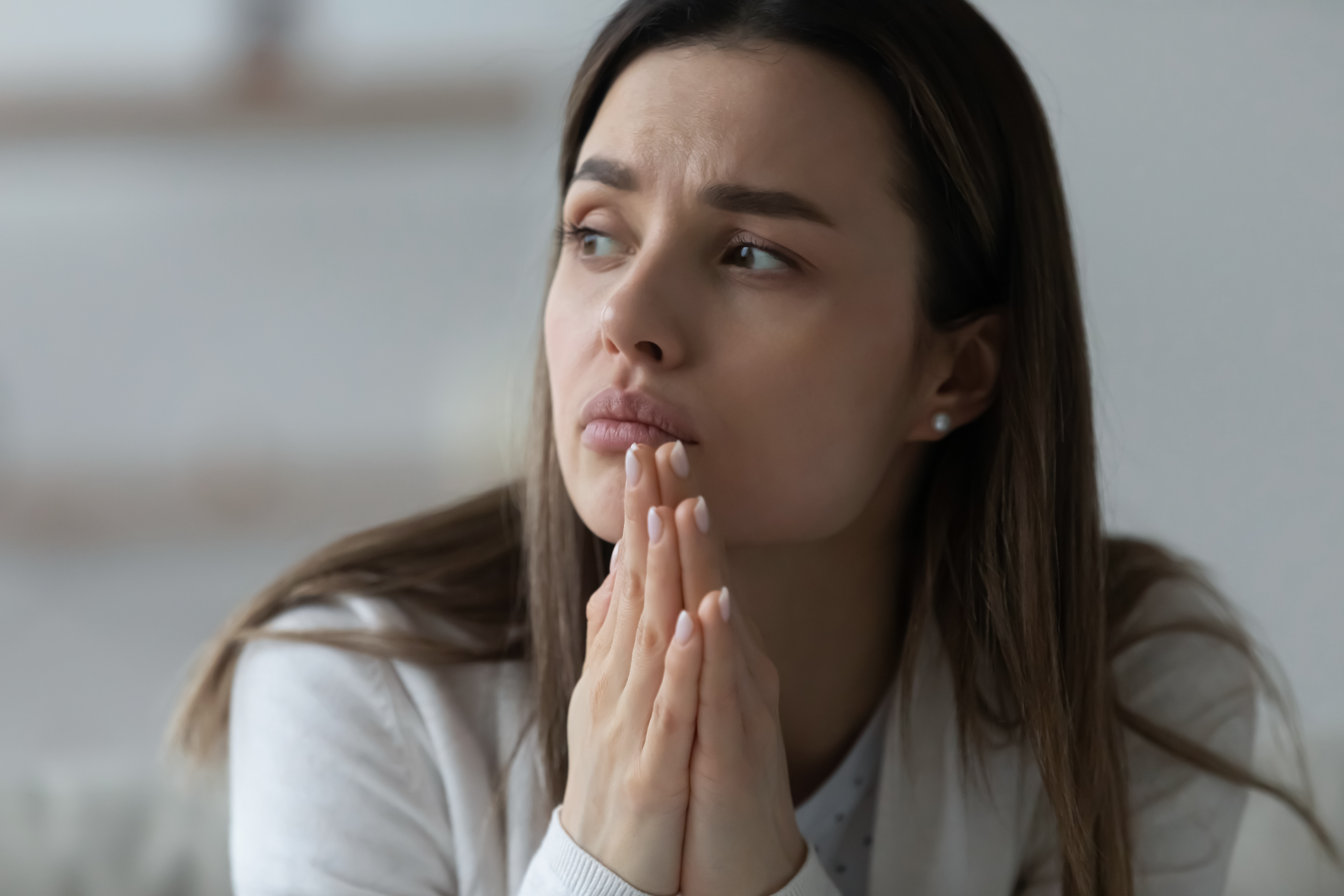 Una mujer pensando | Foto: Shutterstock