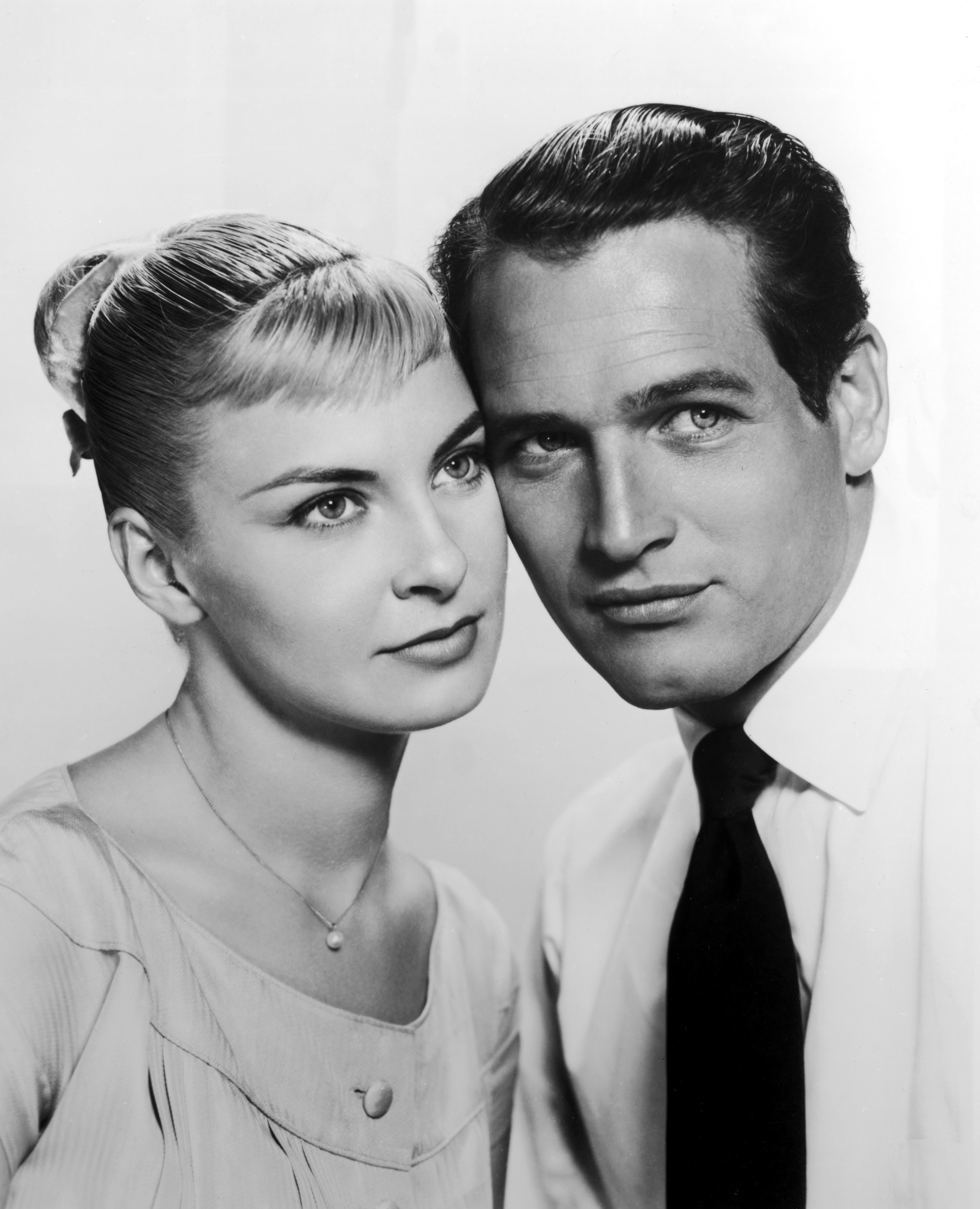 Joanne Woodward y Paul Newman posando mejilla con mejilla para la película "The Long Hot Summer", dirigida en 1958 | Fuente: Getty Images