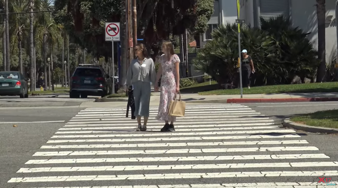 Jennifer Garner y Violet Affleck cruzando una calle en Santa Mónica, California, como se ve en un vídeo compartido el 6 de mayo de 2024 | Fuente: YouTube/x17online