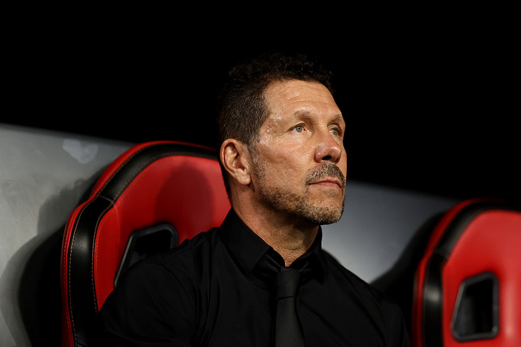 Diego Simeone, entrenador del Atlético de Madrid, observa desde el banquillo antes del partido de LaLiga EA Sports 2026/27 entre el Sevilla FC y el Atlético de Madrid en el Estadio Ramón Sánchez Pizjuán el 29 de agosto de 2026 en Sevilla, España. | Fuente: Getty Images