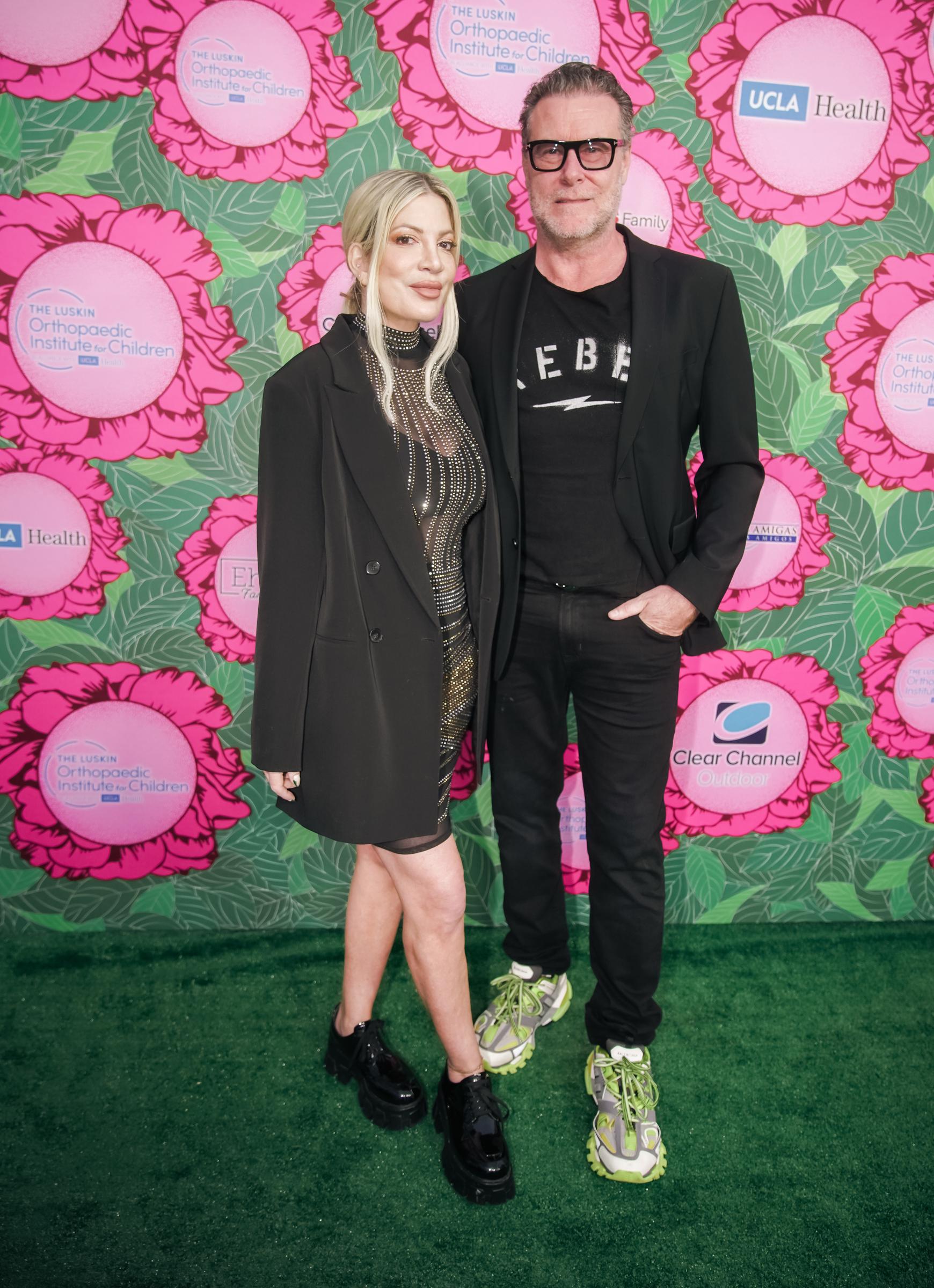 La última reunión de Tori Spelling y Dean McDermott con motivo de la graduación se produjo tras años de altibajos públicos, entre los que se incluyen su separación en 2023 y su divorcio definitivo en 2025. La aparición de la expareja junto a Stella hizo que ese momento familiar resultara especialmente cargado de significado para quienes los siguen desde hace tiempo. | Fuente: Getty Images