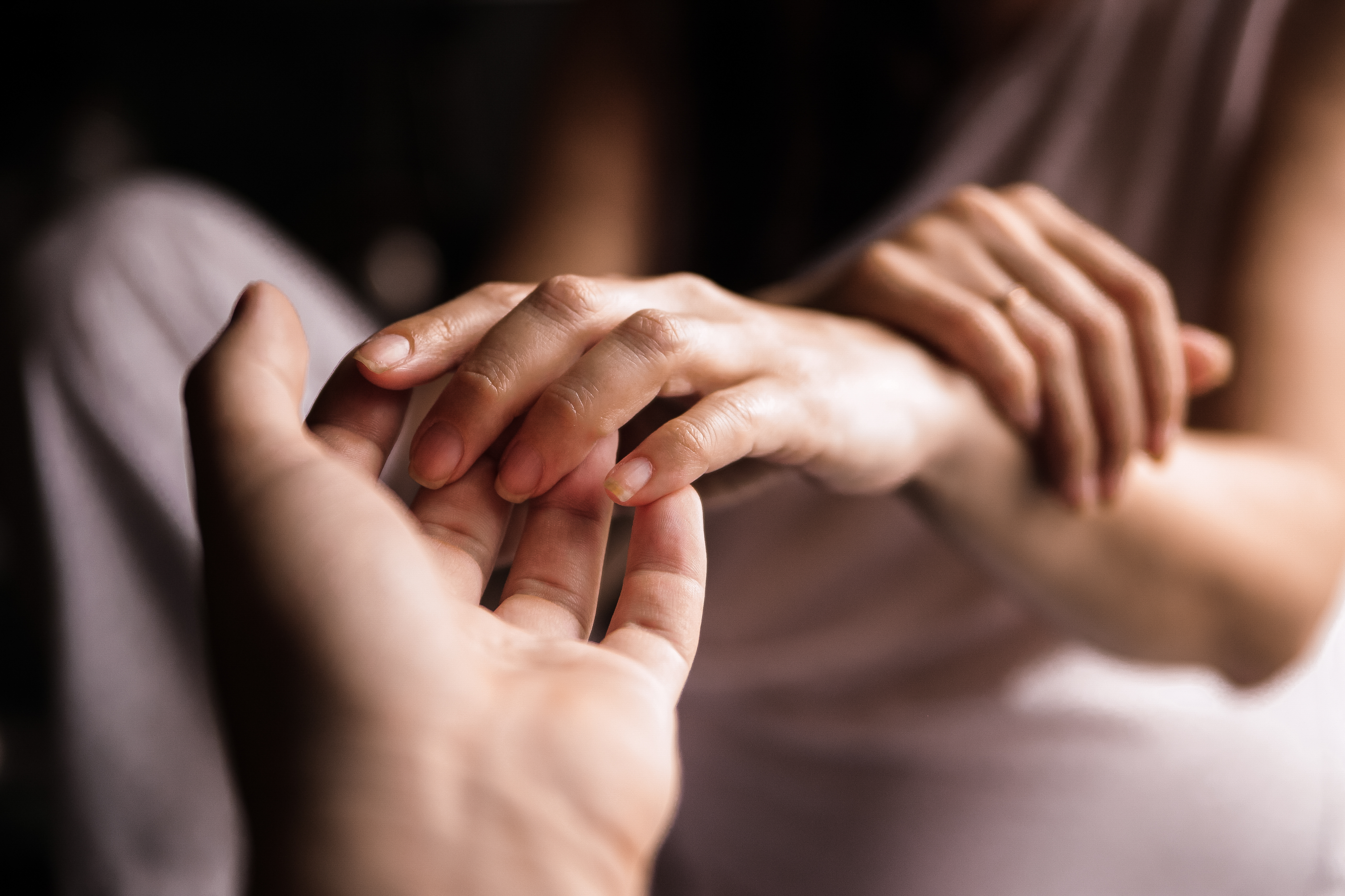 Mujer y hombre cogidos de la mano | Fuente: Shutterstock