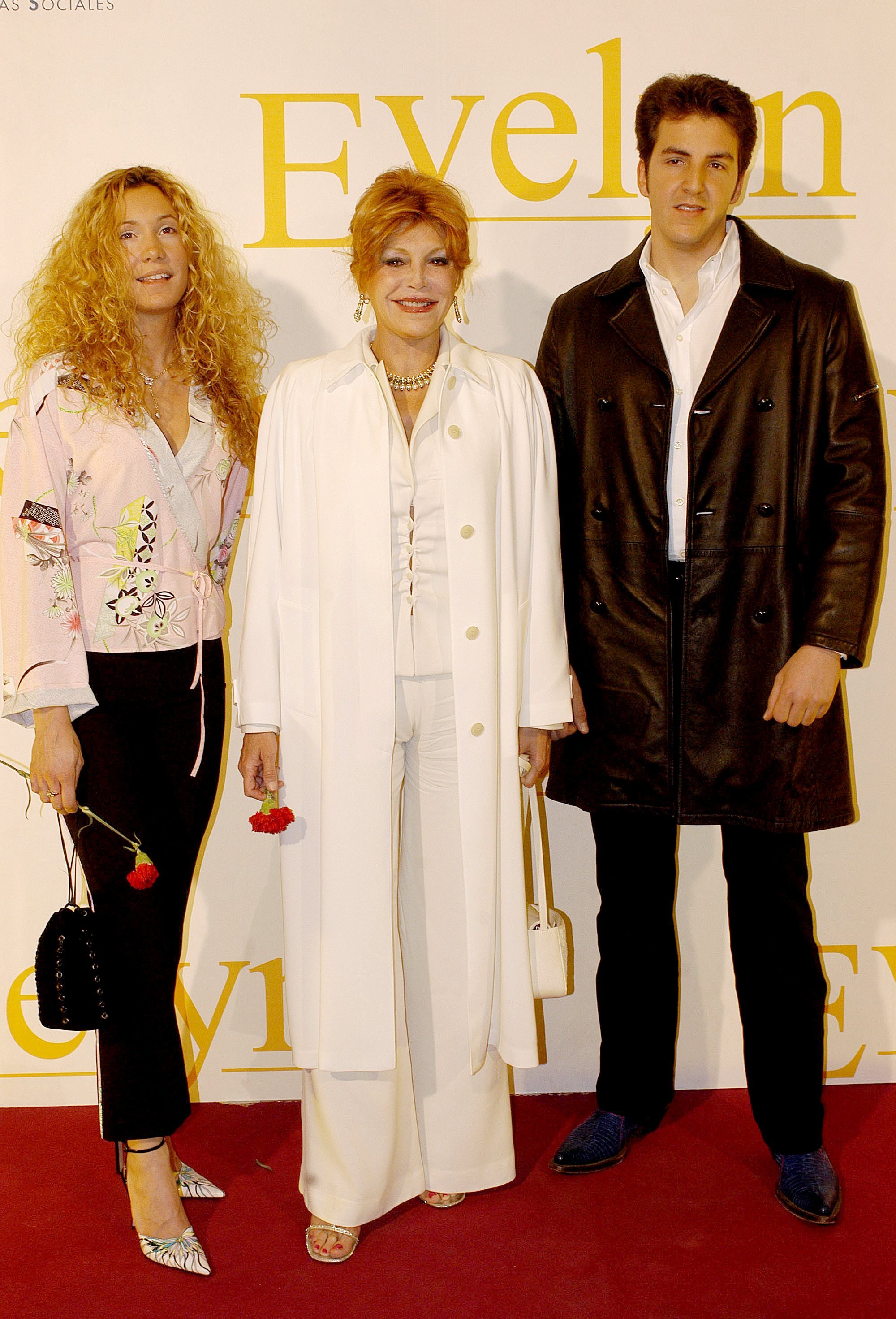 Estreno de la película interpretada por Pierce Brosnan "Evelyn". La baronesa Thyssen con su hijo Borja y su novia Blanca Cuesta. | Foto: Getty Images