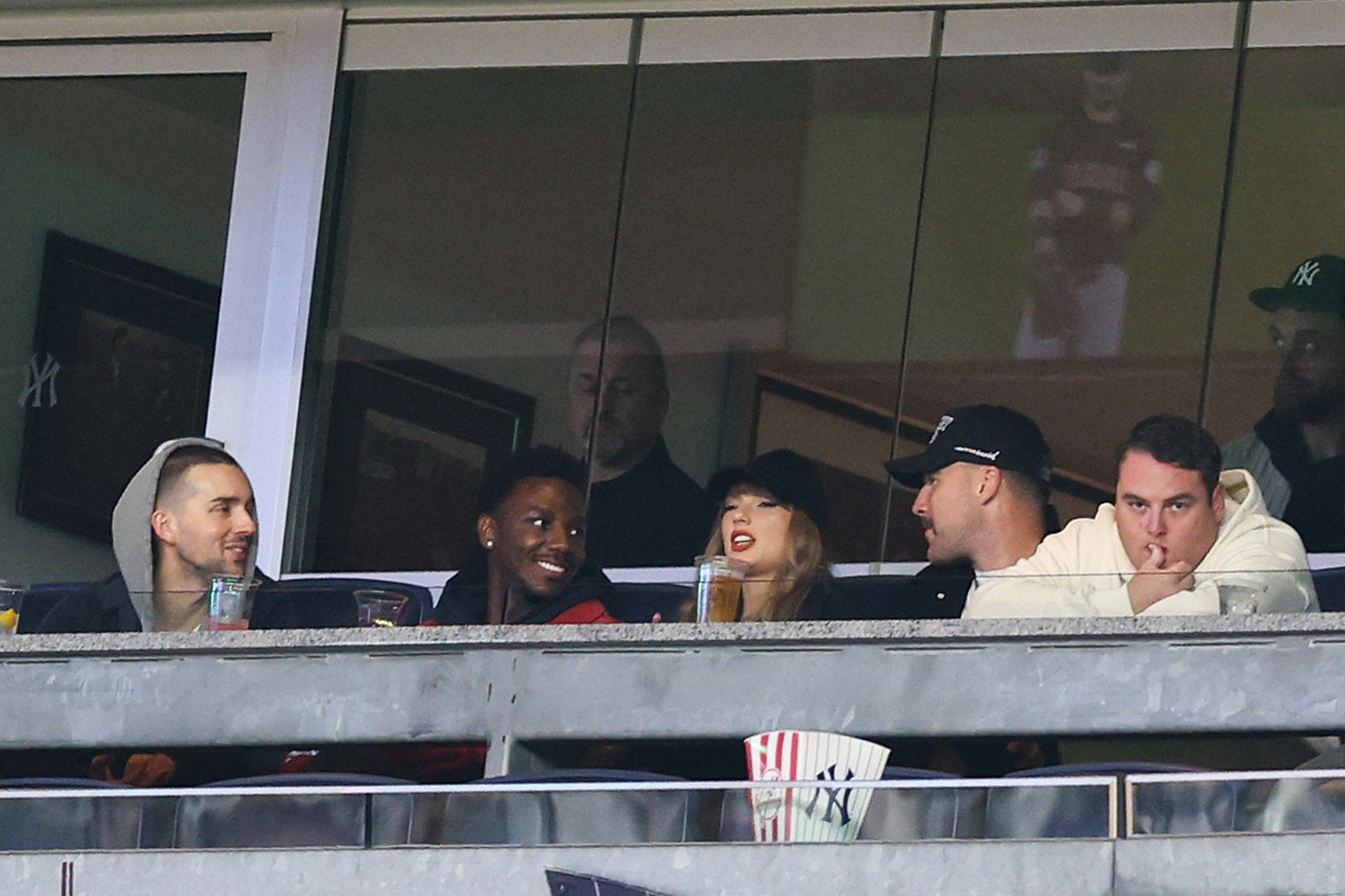 Jerrod Carmichael, Taylor Swift y Travis Kelce asisten al Primer Partido de la Serie de Campeonato de la Liga Americana en el Yankee Stadium el 14 de octubre de 2024, en Nueva York | Fuente: Getty Images