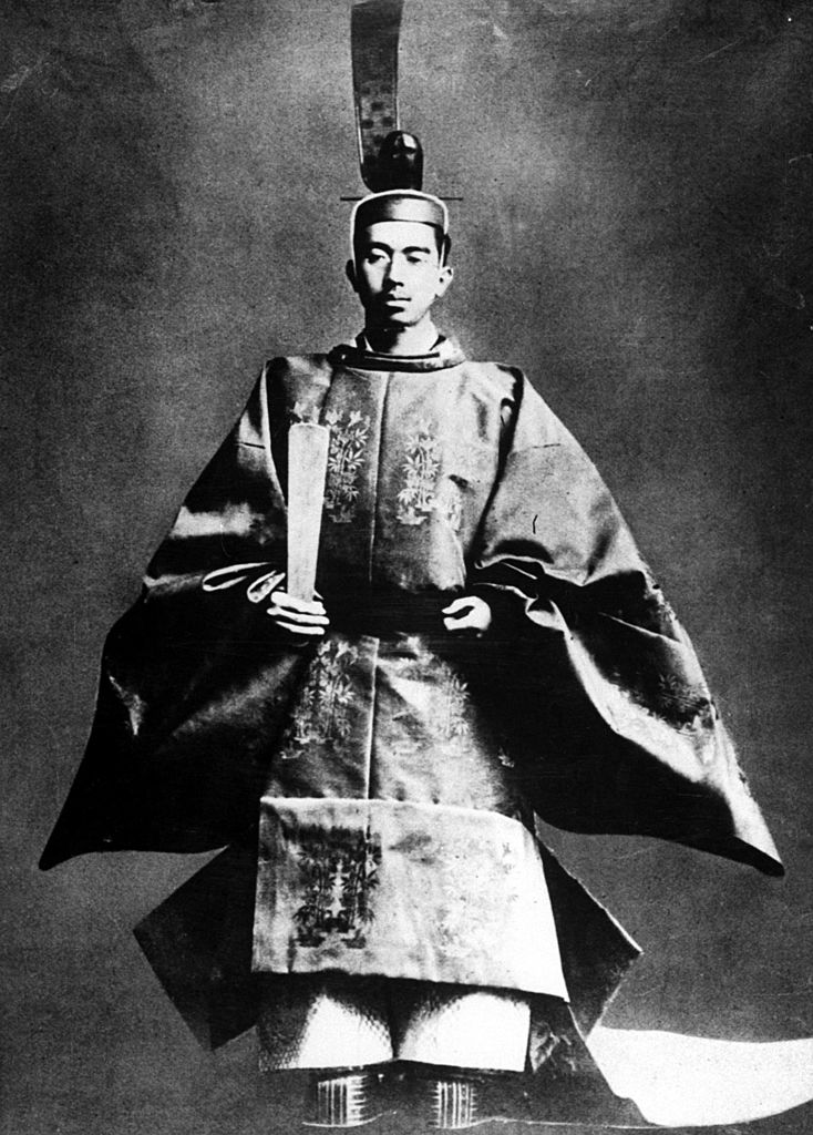 Retrato oficial del emperador Hirohito con su túnica de coronación kimono. | Foto: Getty Images.