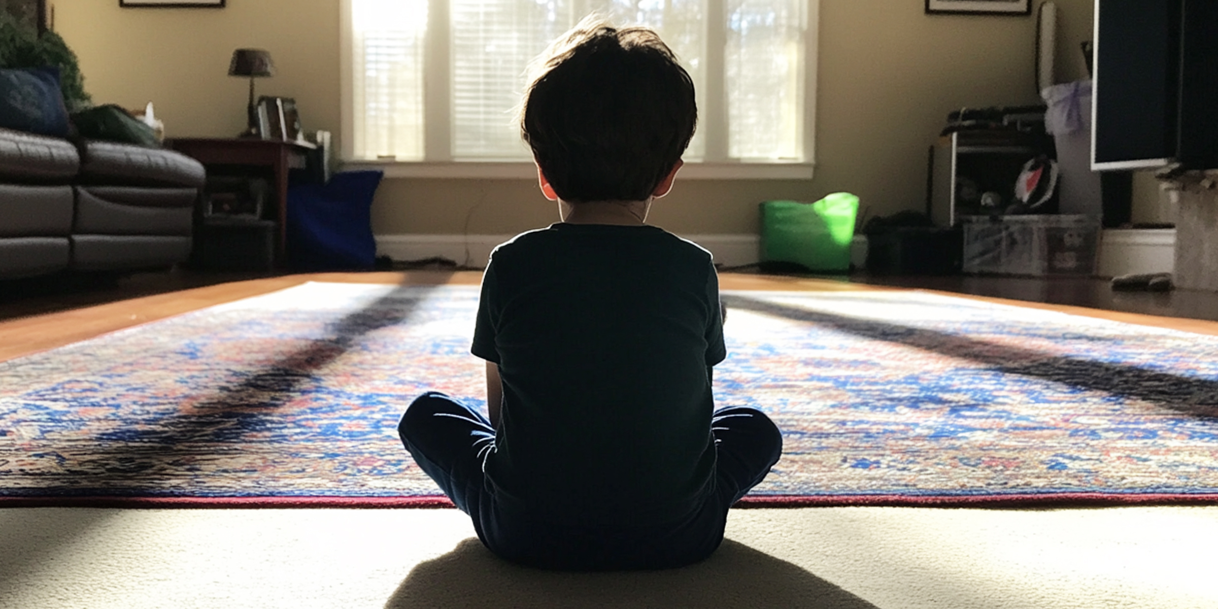 Un niño sentado en el suelo del salón | Fuente: Amomama