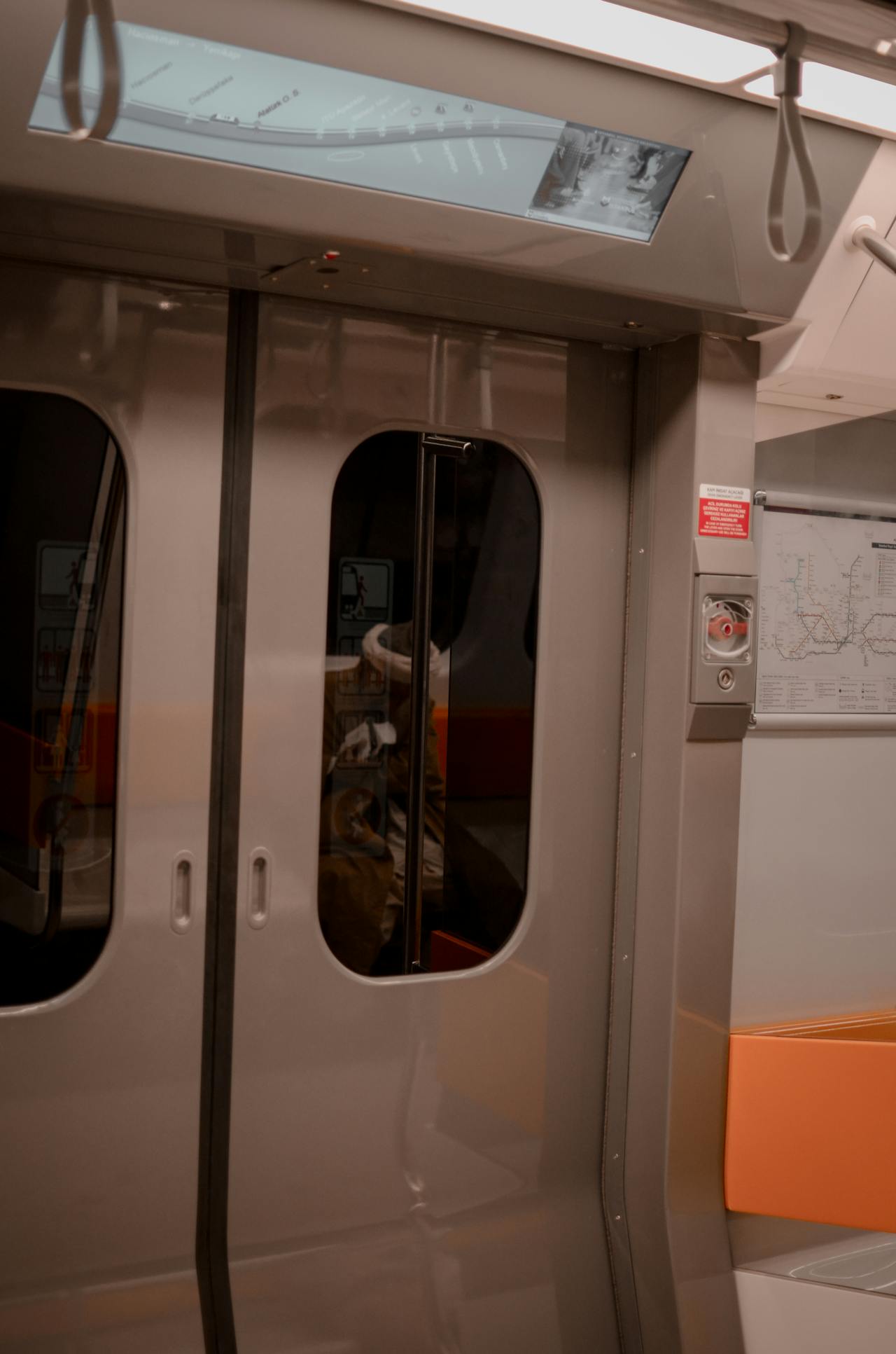 La puerta de un tren de metro se cierra de golpe | Fuente: Pexels