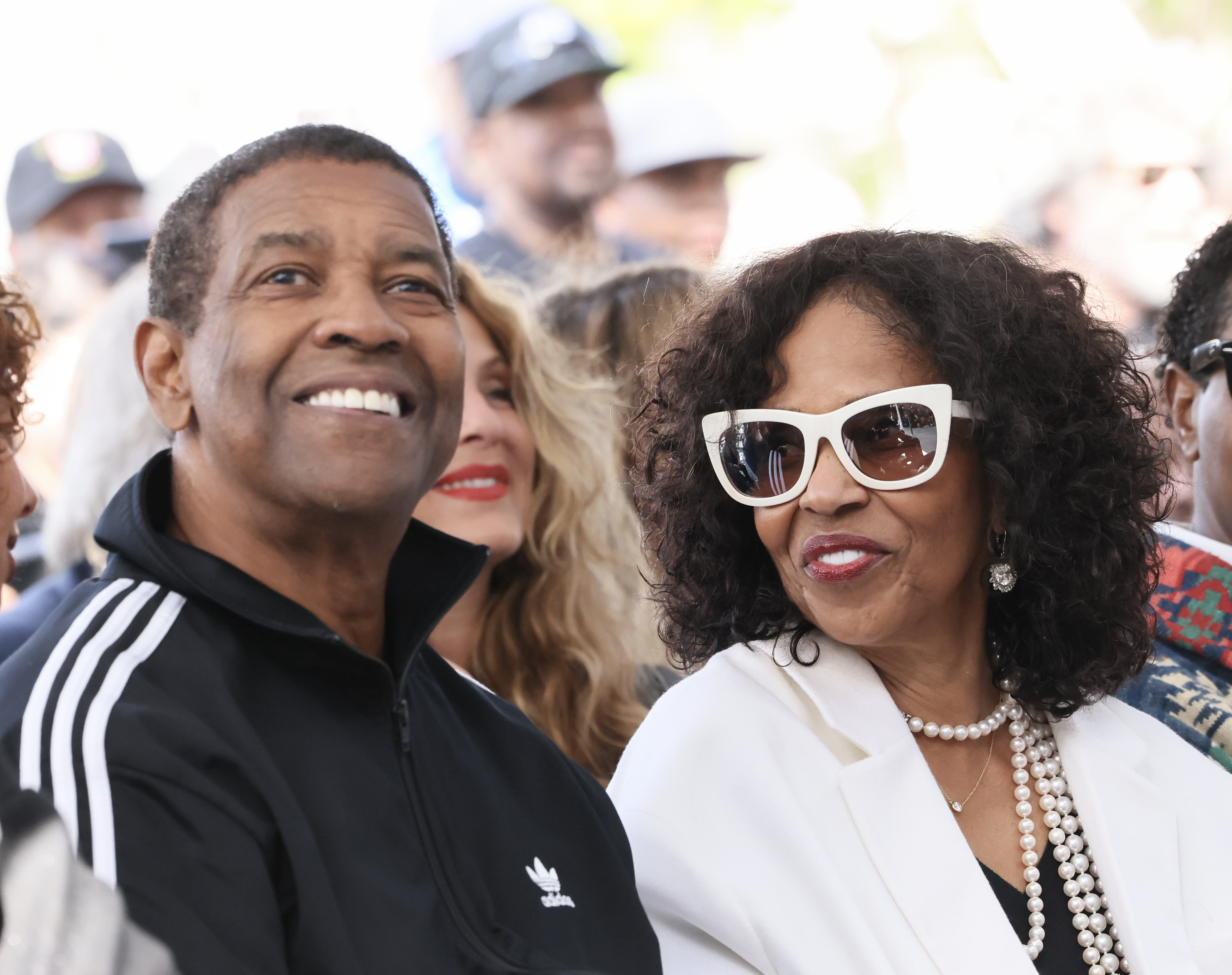 Denzel y Pauletta Washington asisten a la ceremonia de entrega de la estrella del Paseo de la Fama de Hollywood a Lenny Kravitz, el 12 de marzo de 2024, en Hollywood, California. | Fuente: Getty Images