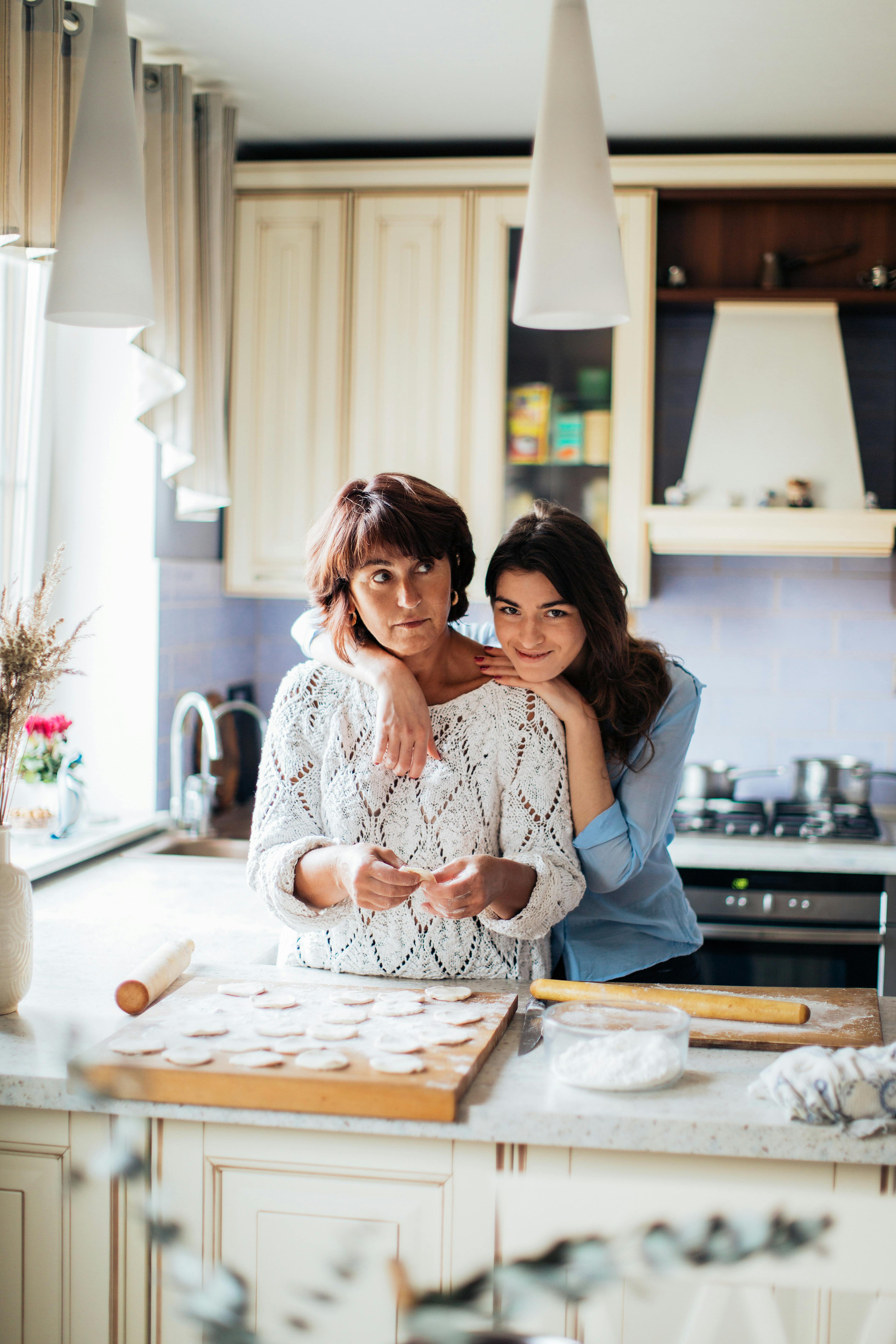 Una madre y su hija estrechan lazos mientras hornean | Fuente: Pexels