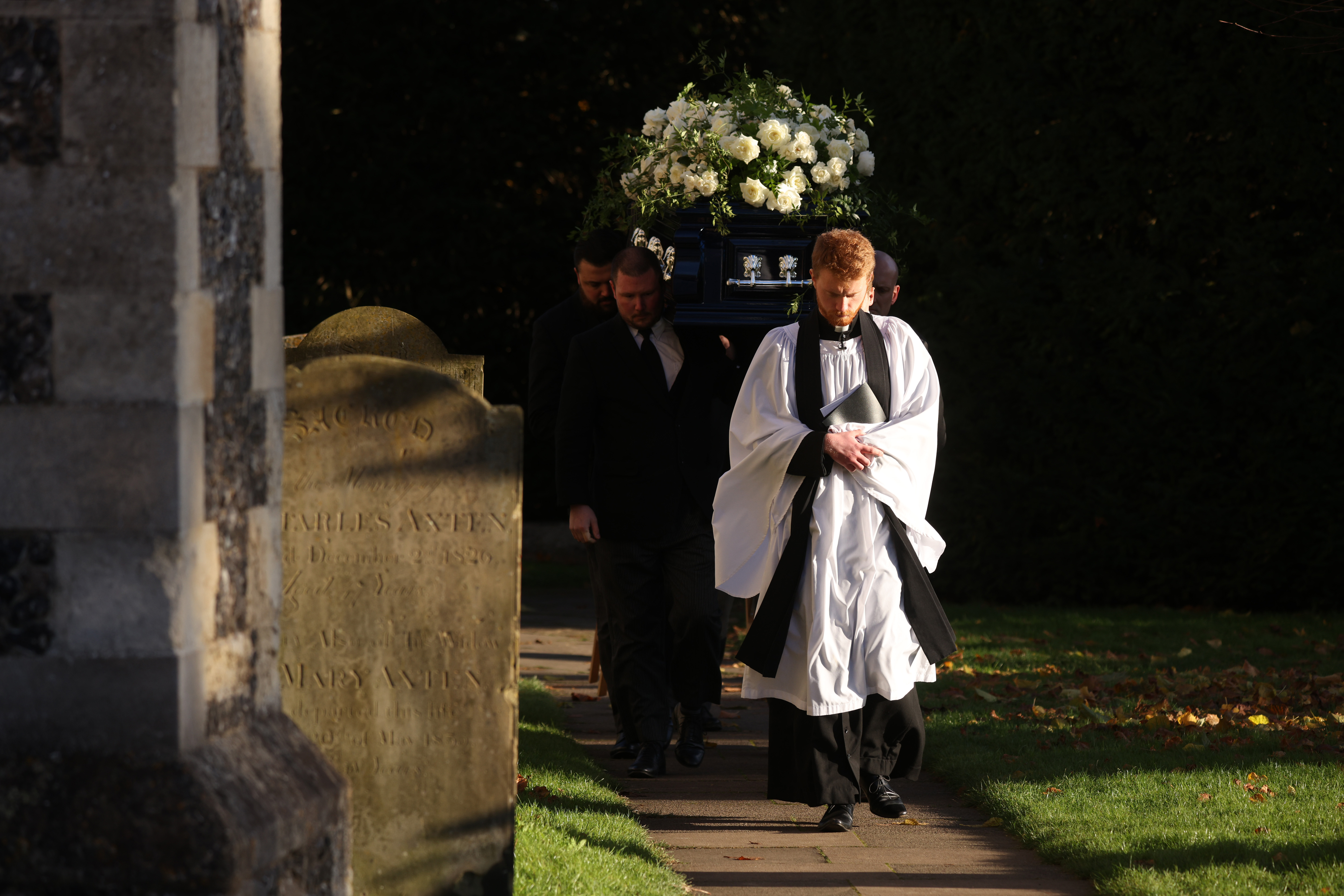 Un sacerdote conduce el ataúd a la salida tras el funeral de Liam Payne en Amersham, Reino Unido, el 20 de noviembre de 2024 | Fuente: Getty Images