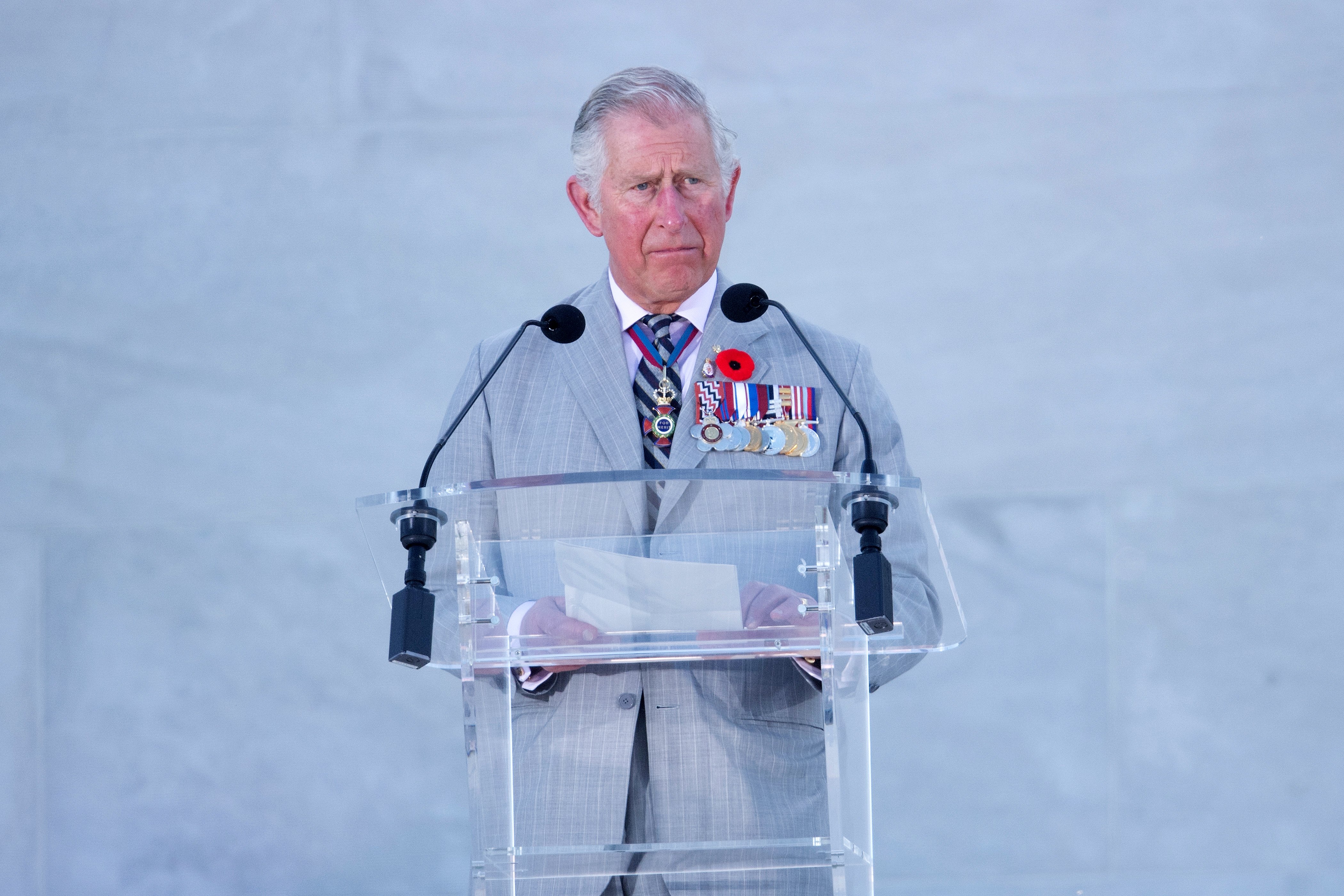 Una foto de archivo fechada el 09 de abril de 2017 muestra al Príncipe de Gales, Charles pronuncia un discurso mientras asiste a una ceremonia para conmemorar el 100 aniversario de la Batalla de Vimy Ridge en el Monumento Nacional Canadiense en Vimy, cerca de Arras, al norte de Francia. | Foto: Getty Images