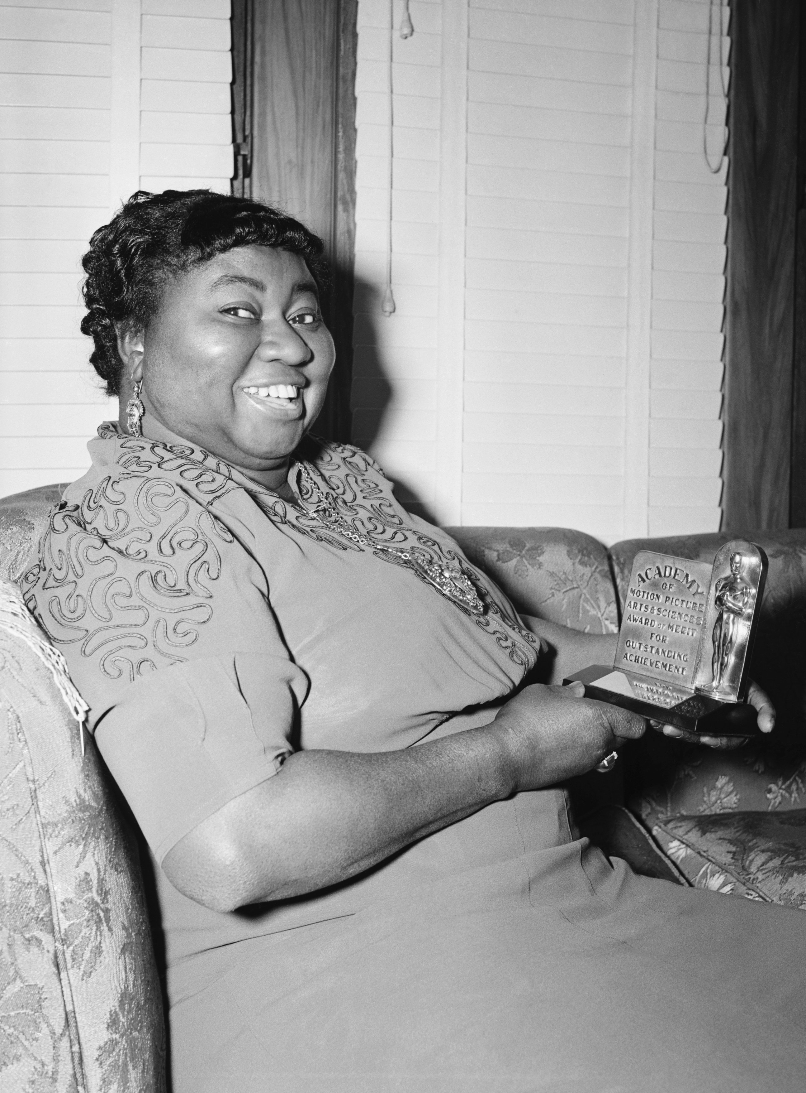 Hattie McDaniel en Los Ángeles luciendo su premio Oscar 1940. | Foto: Getty Images