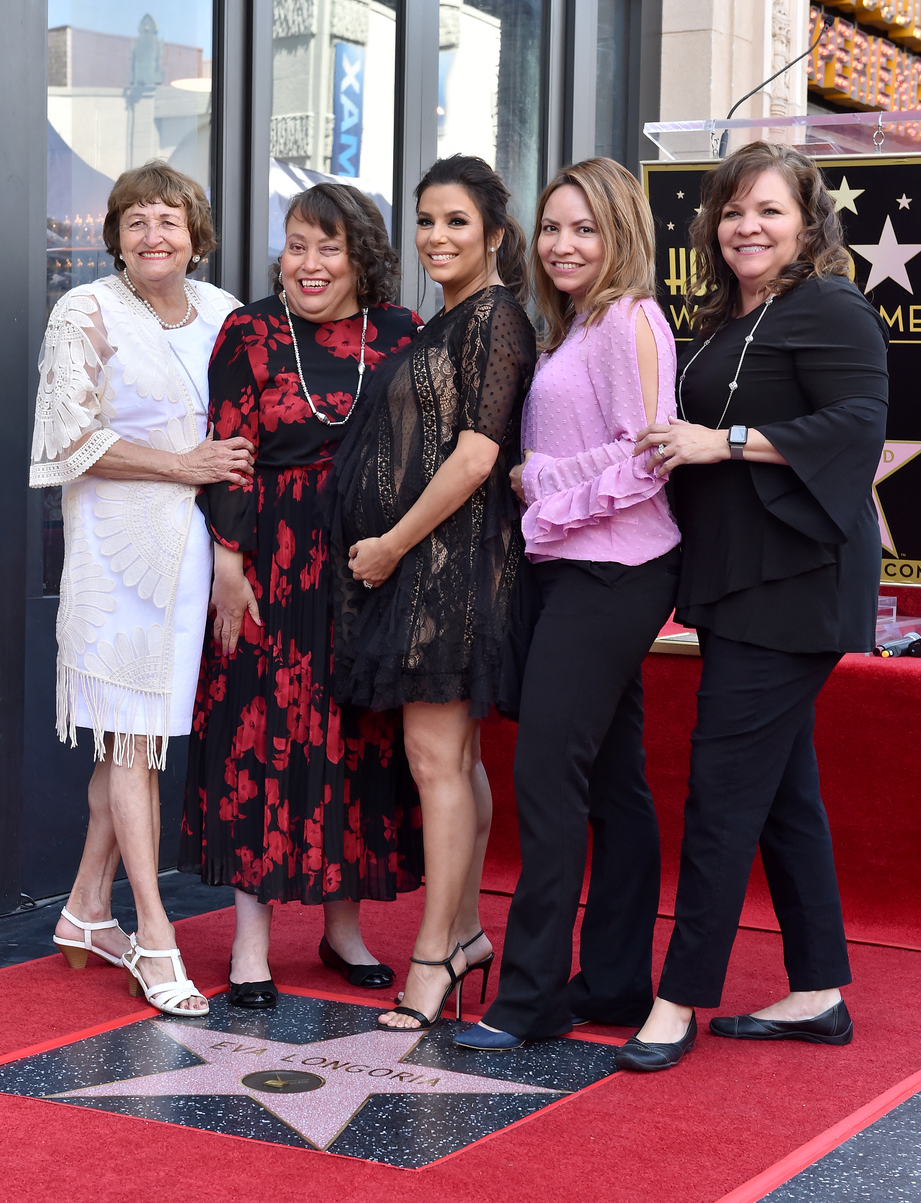 Eva Longoria, su madre Ella Eva Mireles, y sus hermanas Esmeralda Josephina, Elizabeth Judina, y Emily Jeannette Longoria en la ceremonia en honor a ella con una estrella en el Paseo de la Fama de Hollywood el 16 de abril de 2018, en Hollywood, California.
