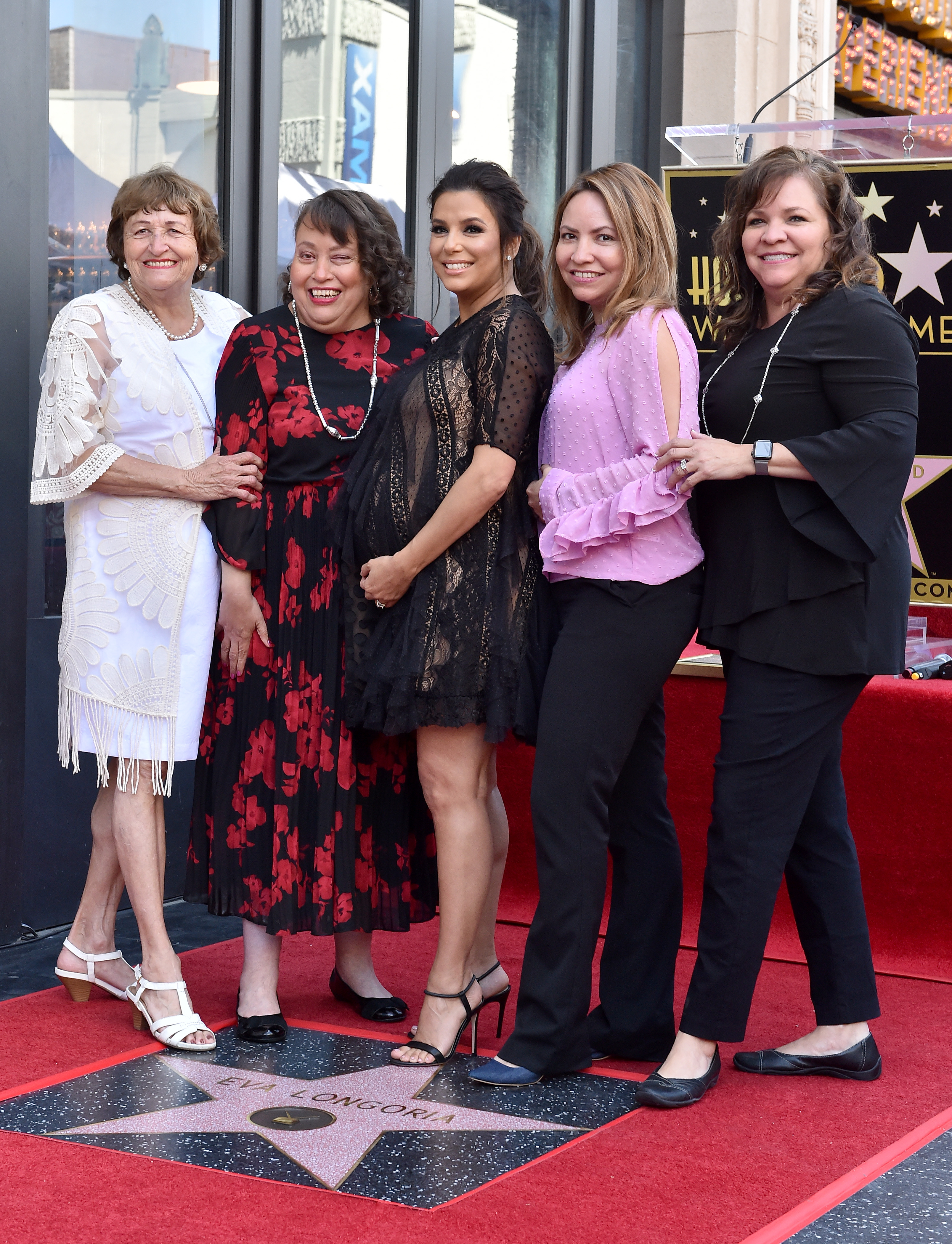 Eva Longoria, su madre Ella Eva Mireles, y sus hermanas Esmeralda Josephina, Elizabeth Judina y Emily Jeannette Longoria el 16 de abril de 2018, en Hollywood, California.