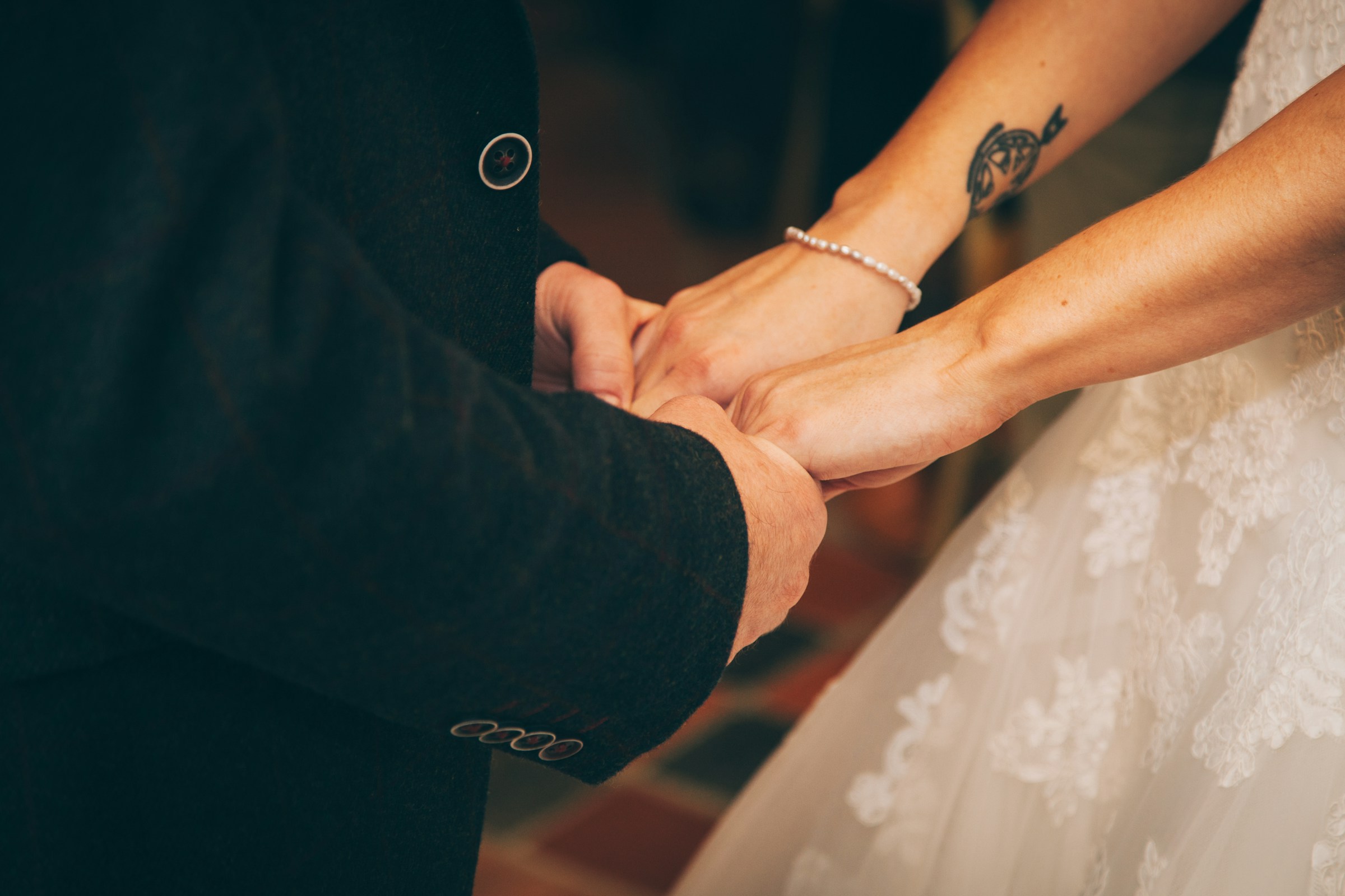 Una novia y un novio cogidos de la mano | Fuente: Unsplash