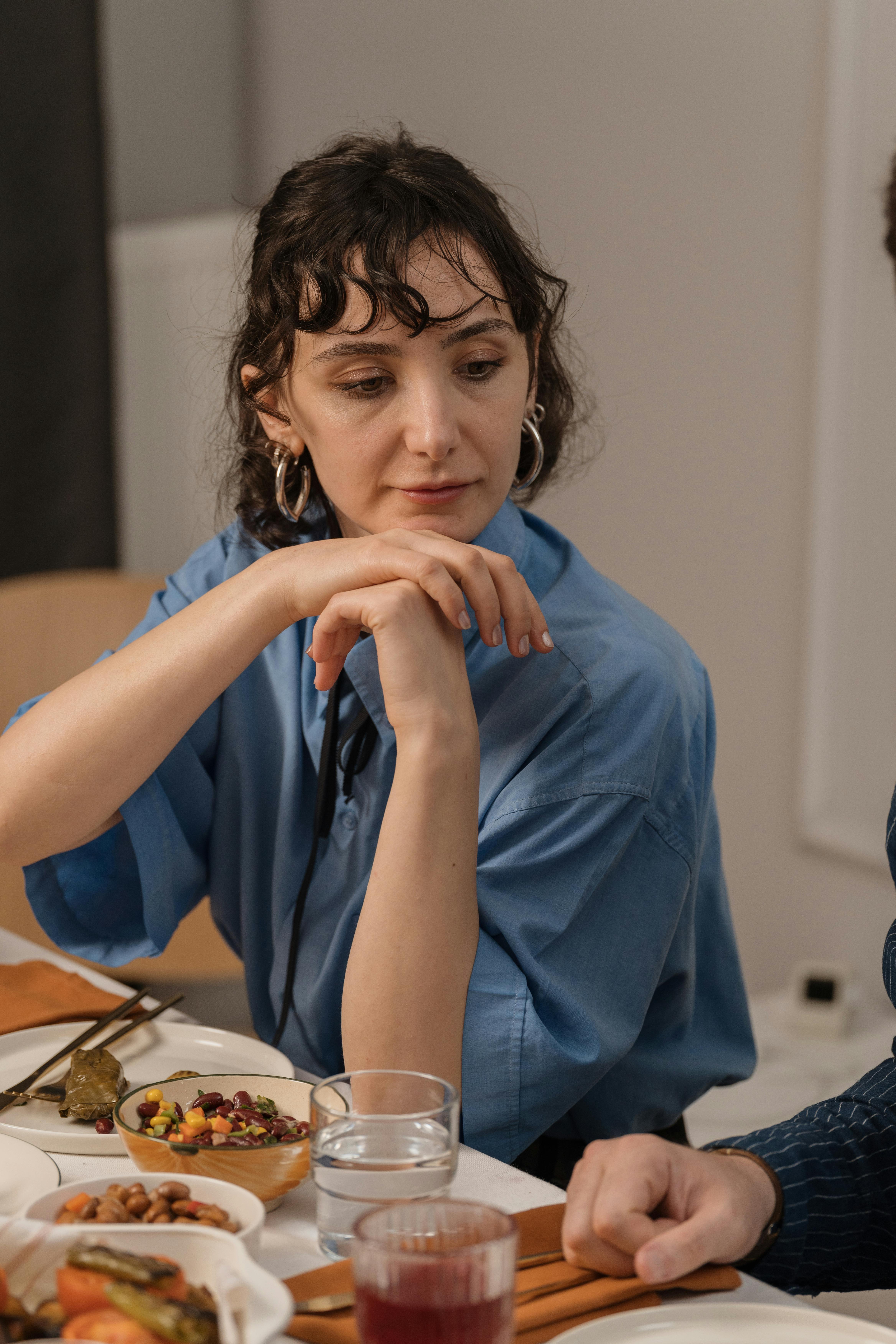 Una mujer sentada junto a la mesa durante la cena | Fuente: Pexels