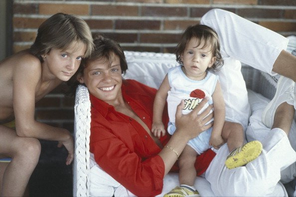 Luis Miguel con sus hermanos Alejandro y Sergio, en una foto tomada en Italia en 1985.  |  Foto: Getty Images