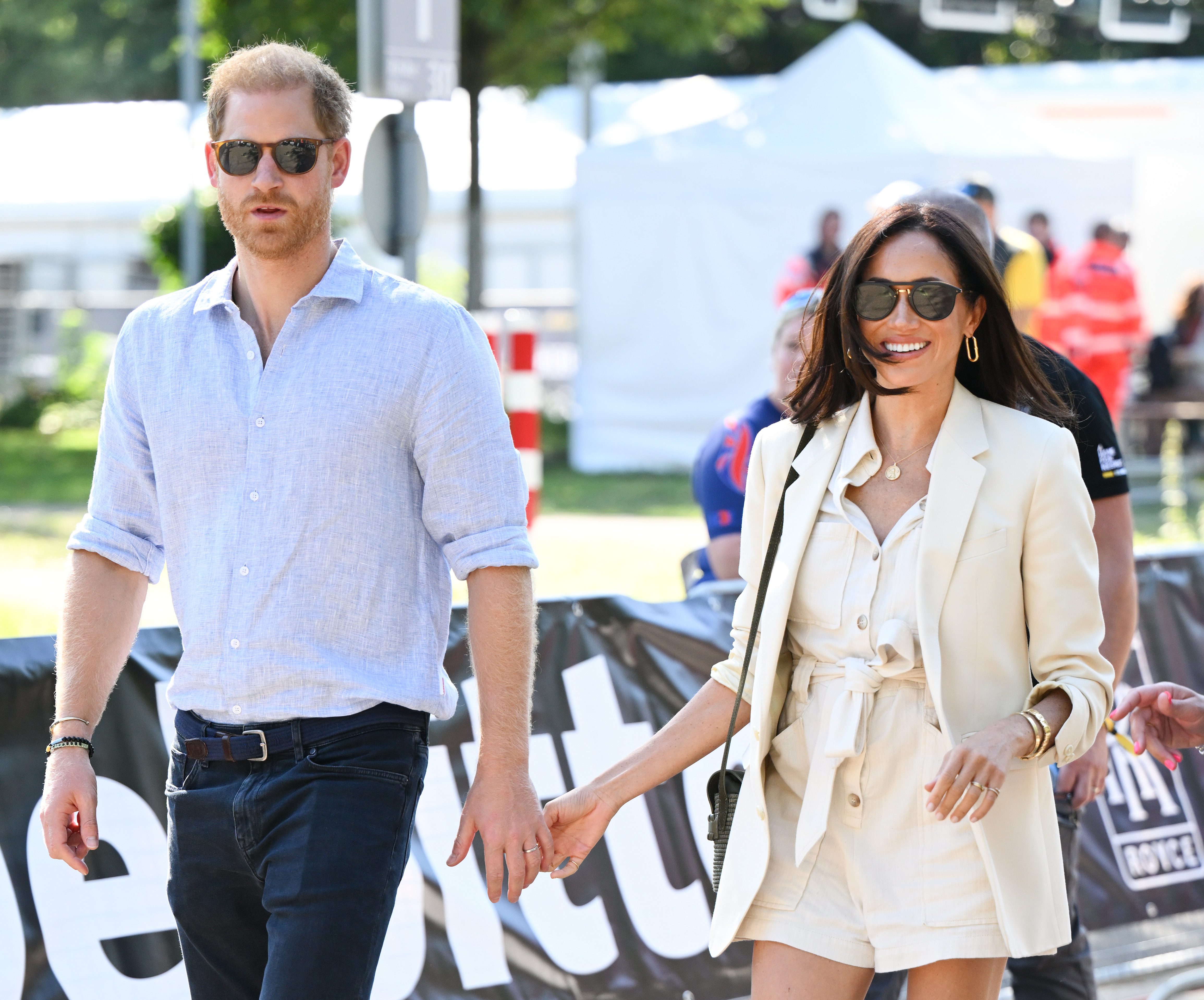 El príncipe Harry y Meghan Markle asisten a la ceremonia de entrega de medallas de ciclismo en la Pista de Ciclismo durante el sexto día de los Juegos Invictus en Düsseldorf, Alemania, el 15 de septiembre de 2023 | Fuente: Getty Images