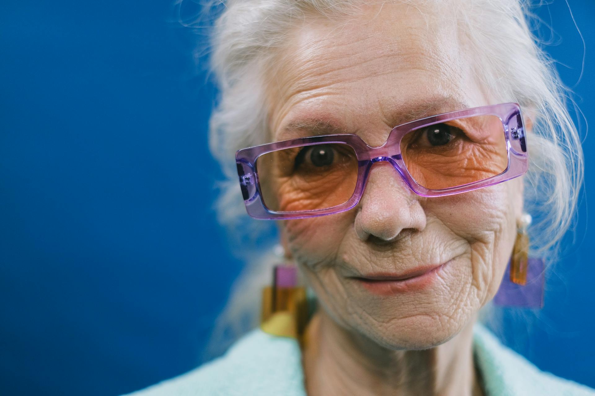 Mujer mayor sonriente | Fuente: Pexels