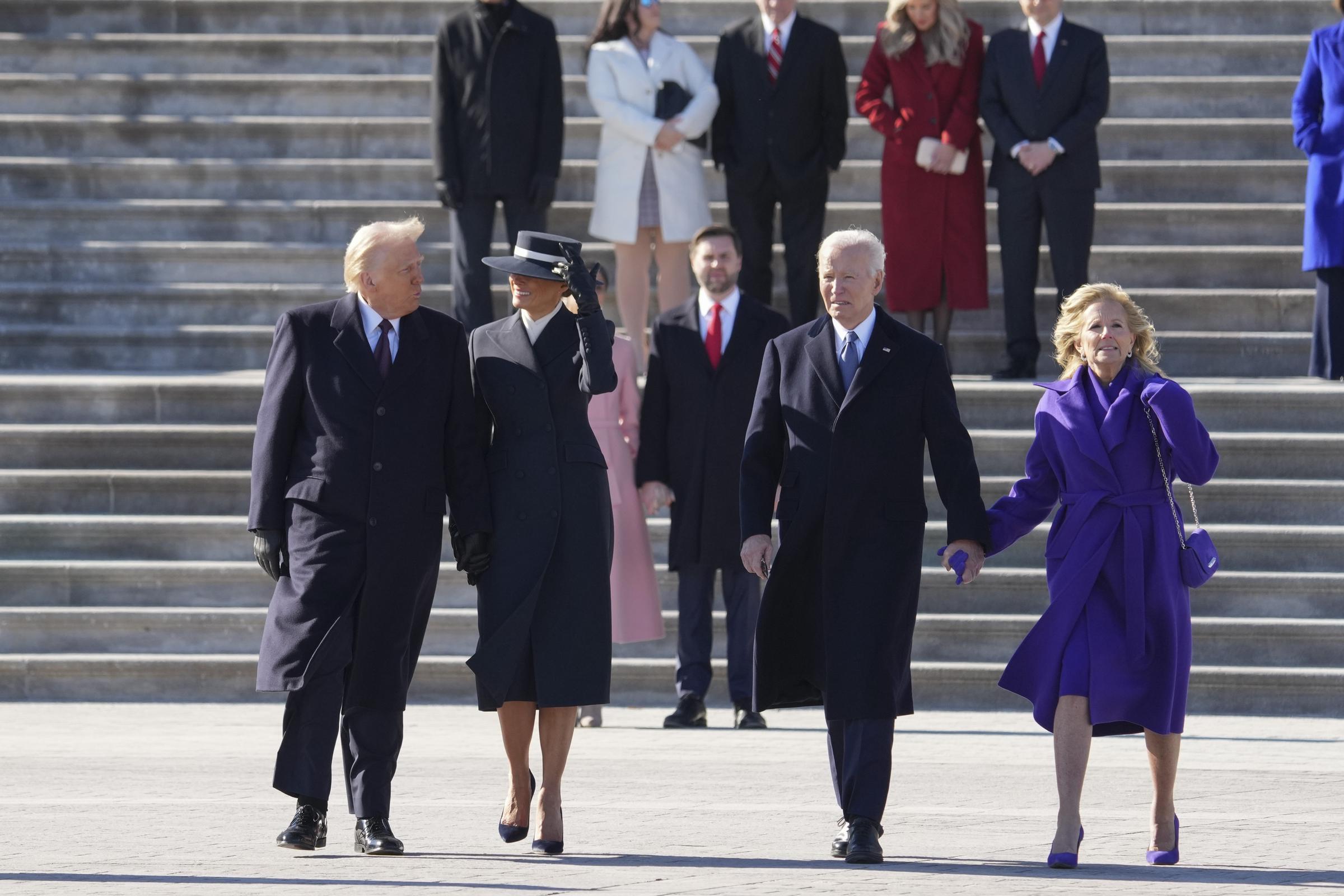 Donald Trump y Melania Trump acompañan a Joe Biden y Jill Biden a un helicóptero de los Marines de EE.UU. mientras los Biden abandonan el Capitolio de EE.UU. | Fuente: Getty Images