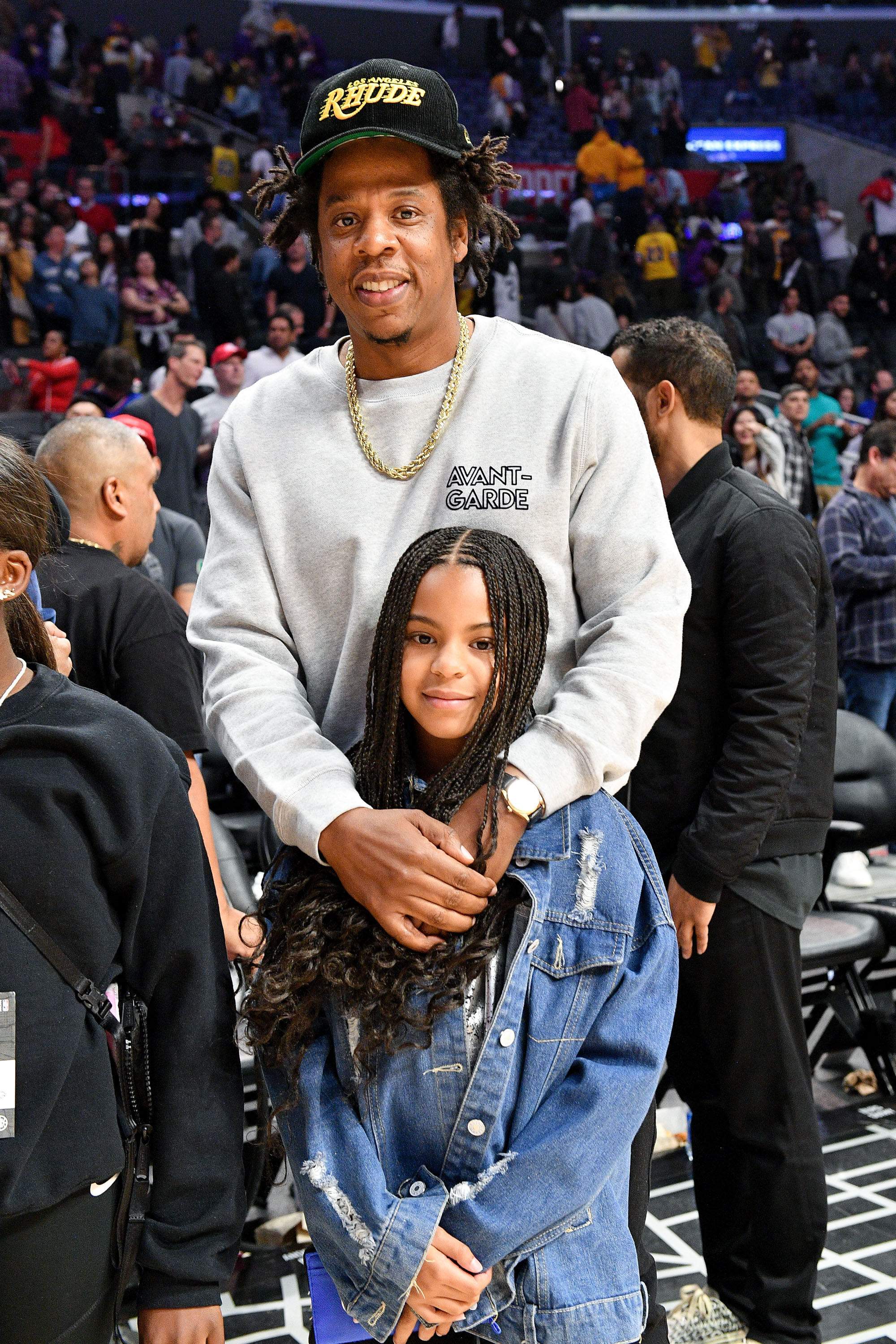 Jay-Z y Blue Ivy Carter asisten a un partido de baloncesto el 8 de marzo de 2020, en Los Ángeles, California. | Fuente: Getty Images