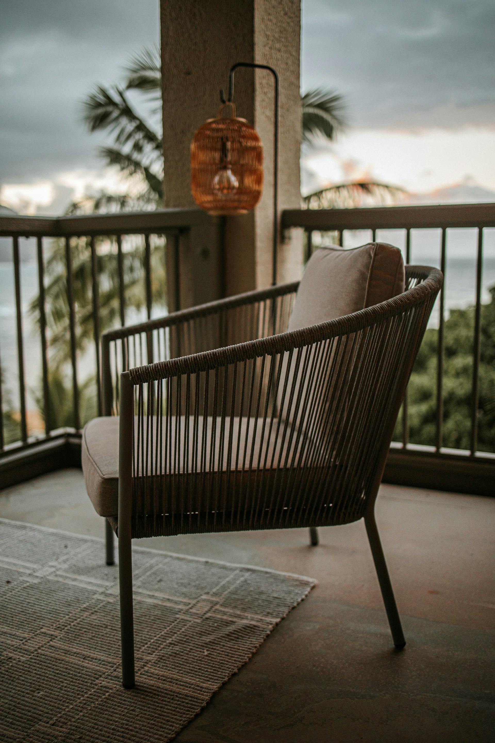 Una silla vacía en el porche | Fuente: Unsplash