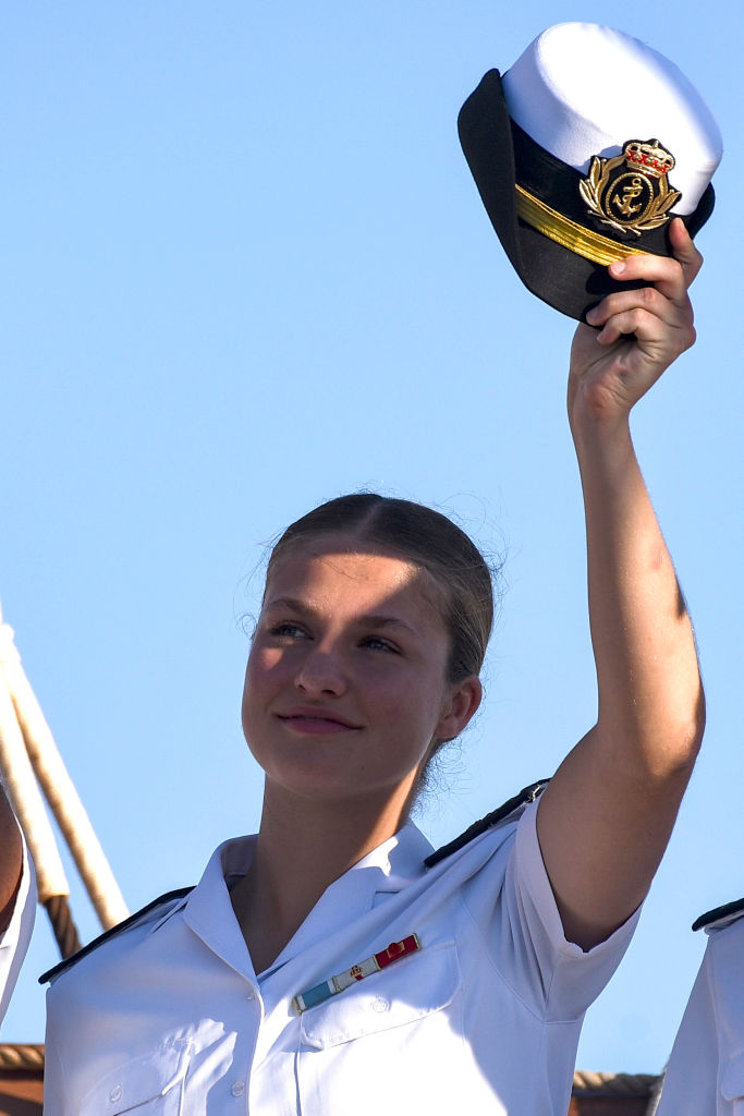 La princesa heredera Leonor de España saluda durante una ceremonia tras su llegada al puerto de Montevideo el 5 de marzo de 2025 a bordo del buque "Juan Sebastián de Elcano". | Fuente: Getty Images