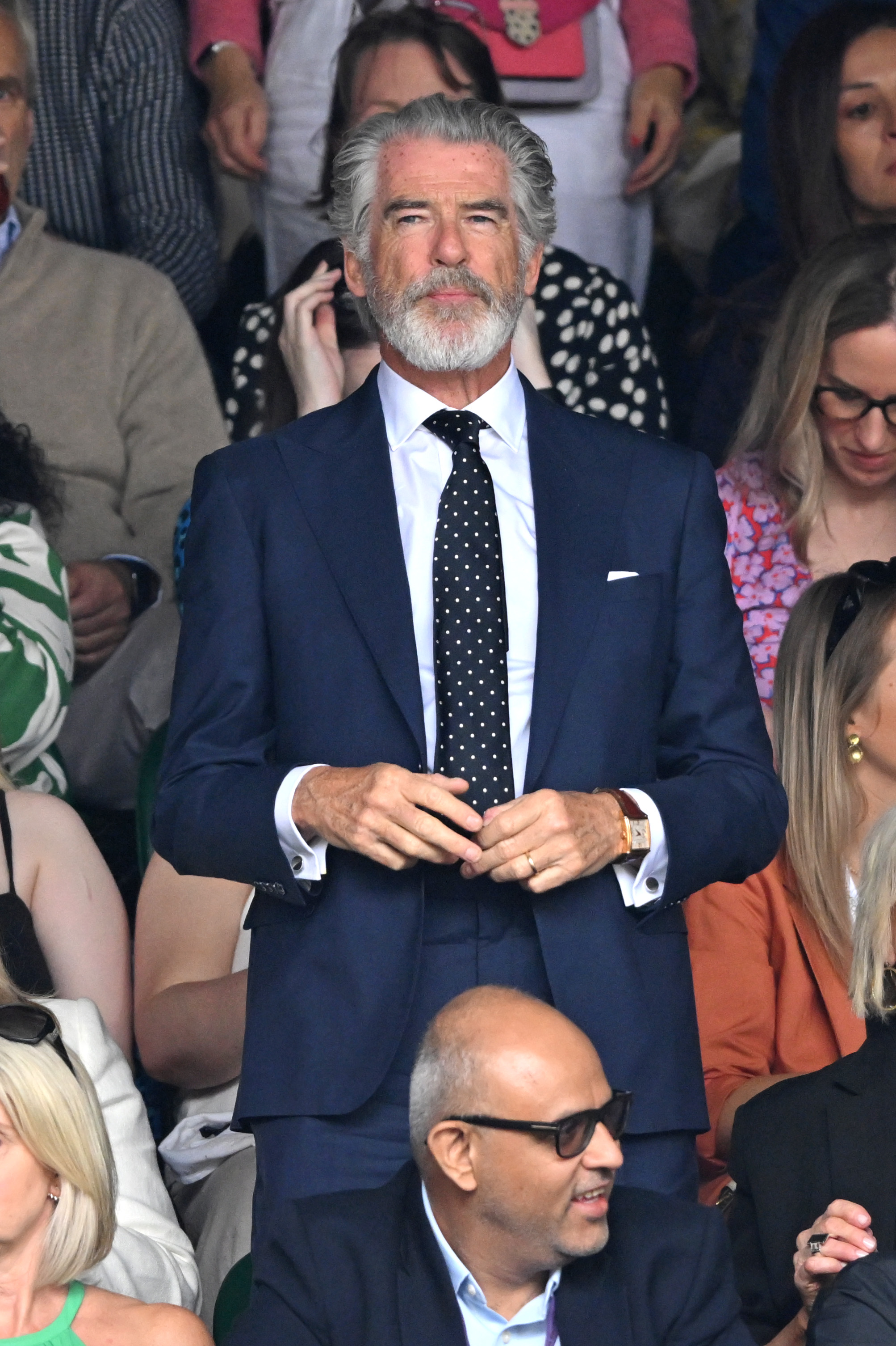 Pierce Brosnan en la pista durante la decimotercera jornada del Campeonato de Tenis de Wimbledon, el 13 de julio de 2024, en Londres, Inglaterra. | Fuente: Getty Images