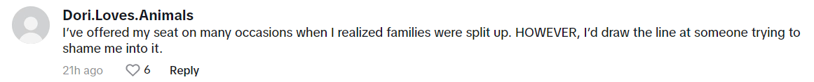 "Cedí mi asiento muchas veces cuando me di cuenta que las familias quedaban separadas. SIN EMBARGO, mi límite está en que me hagan sentir mal para darlo" | Comentario de un usuario de TikTok en el vídeo de Tammy Nelson | Foto: tiktok.com/myconquering