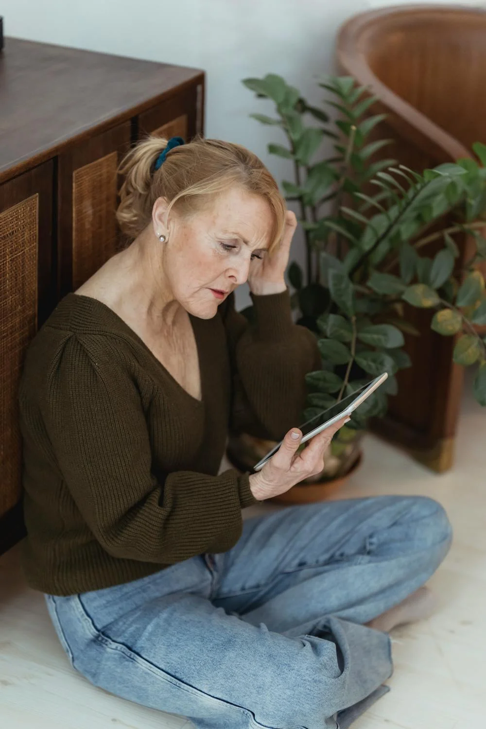 Una mujer de mediana edad mirando una foto | Fuente: Pexels