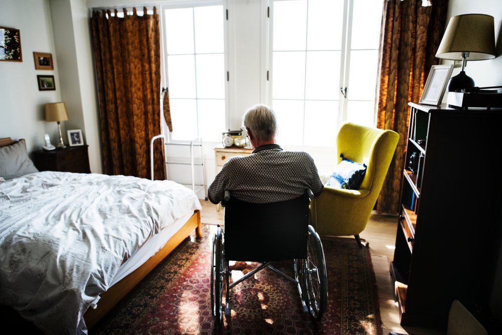 Anciano en silla de ruedas. | Foto: Shutterstock