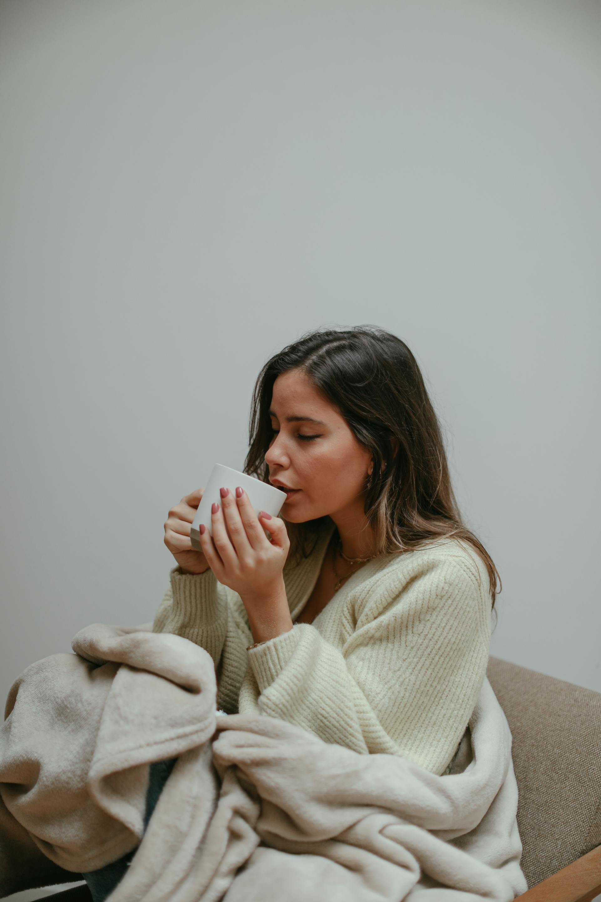 Una mujer bebiendo de una taza | Fuente: Pexels