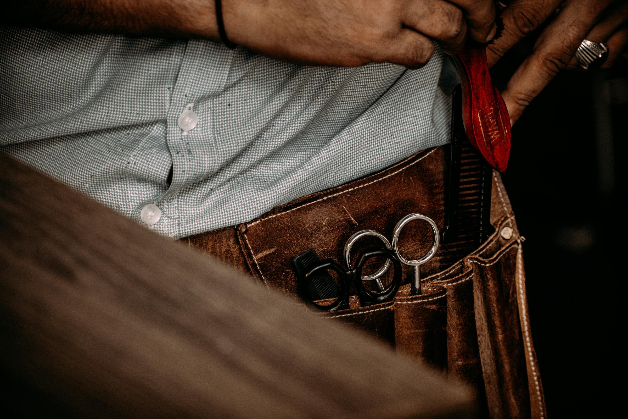 Un hombre con un cinturón de herramientas | Fuente: Unsplash