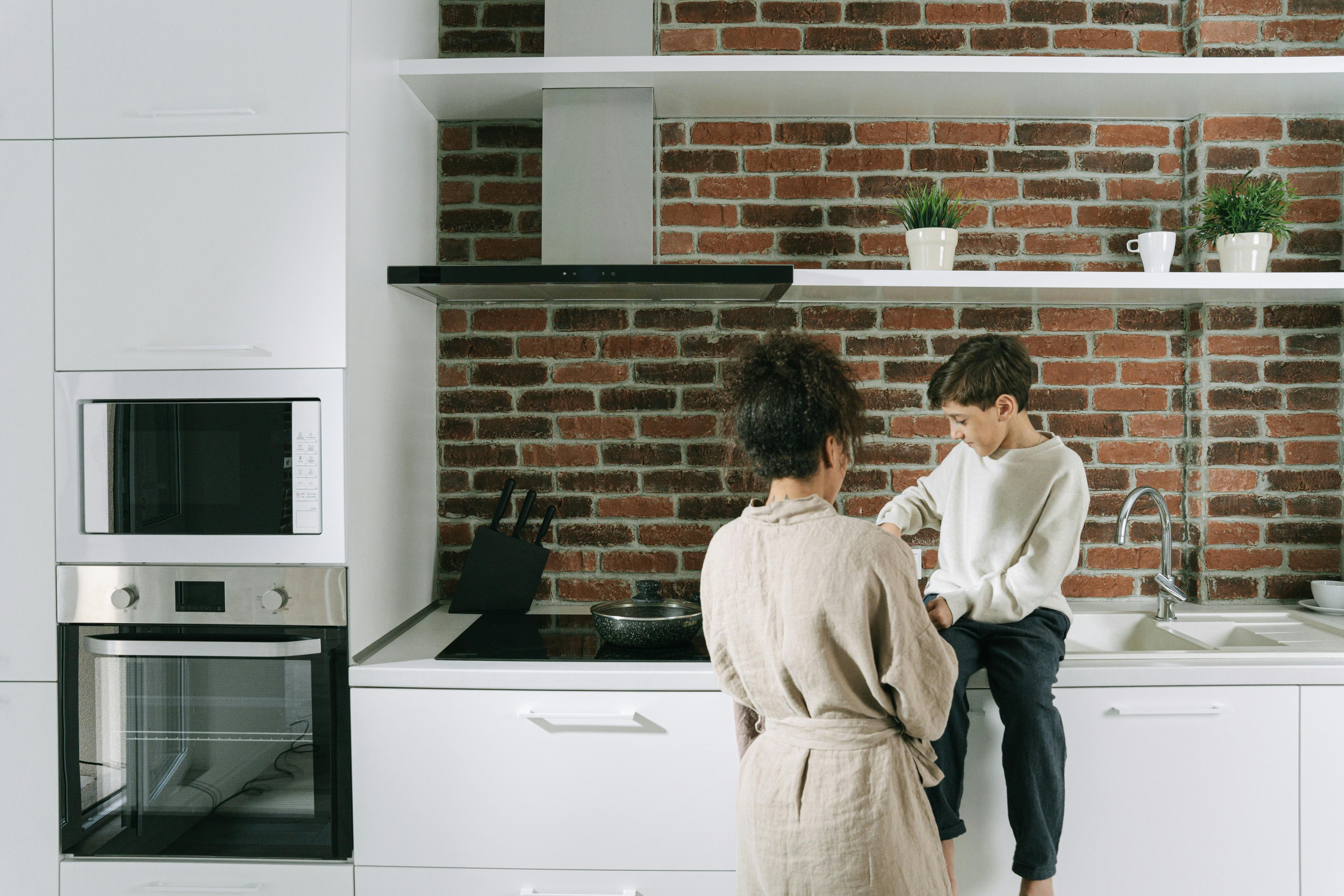 Una mujer y su hijo en la cocina | Fuente: Pexels