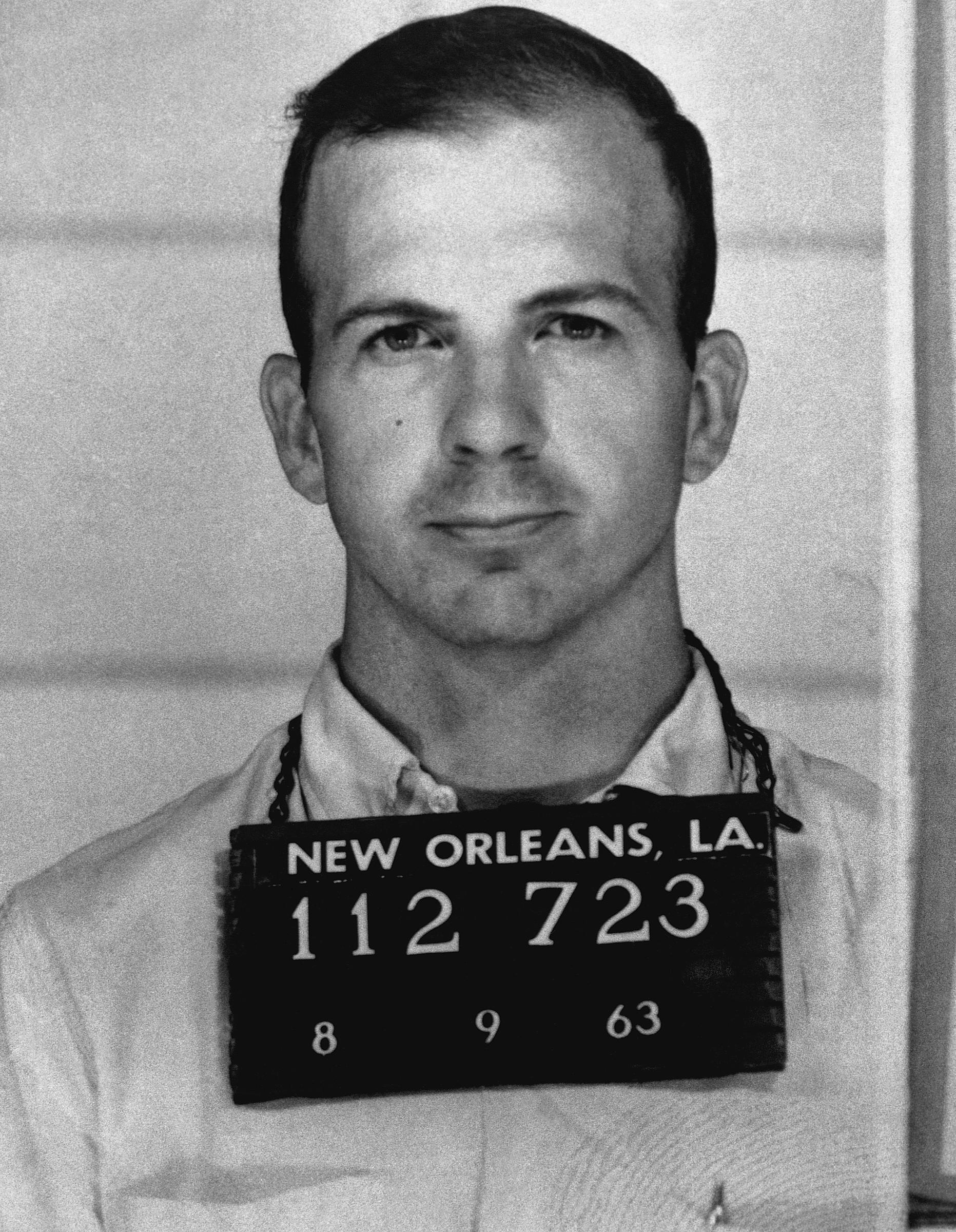 Foto policial de Lee Harvey Oswald tras ser detenido por protestar contra la política estadounidense en Cuba el 9 de agosto de 1963. | Fuente: Getty Images