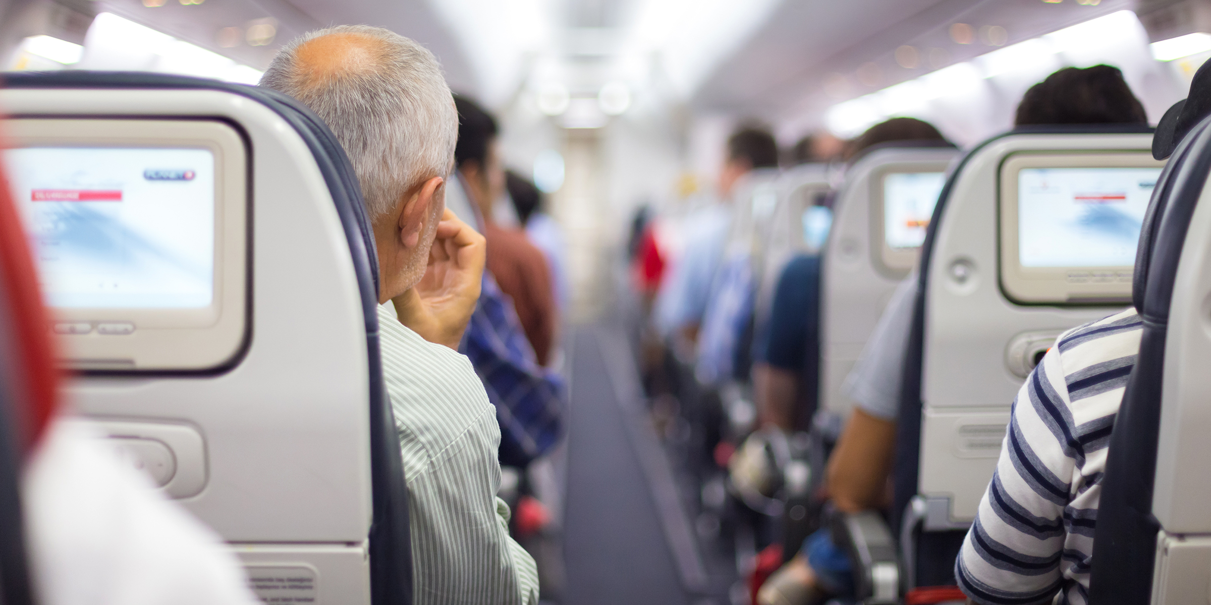 Pasajeros sentados en un avión | Fuente: Shutterstock