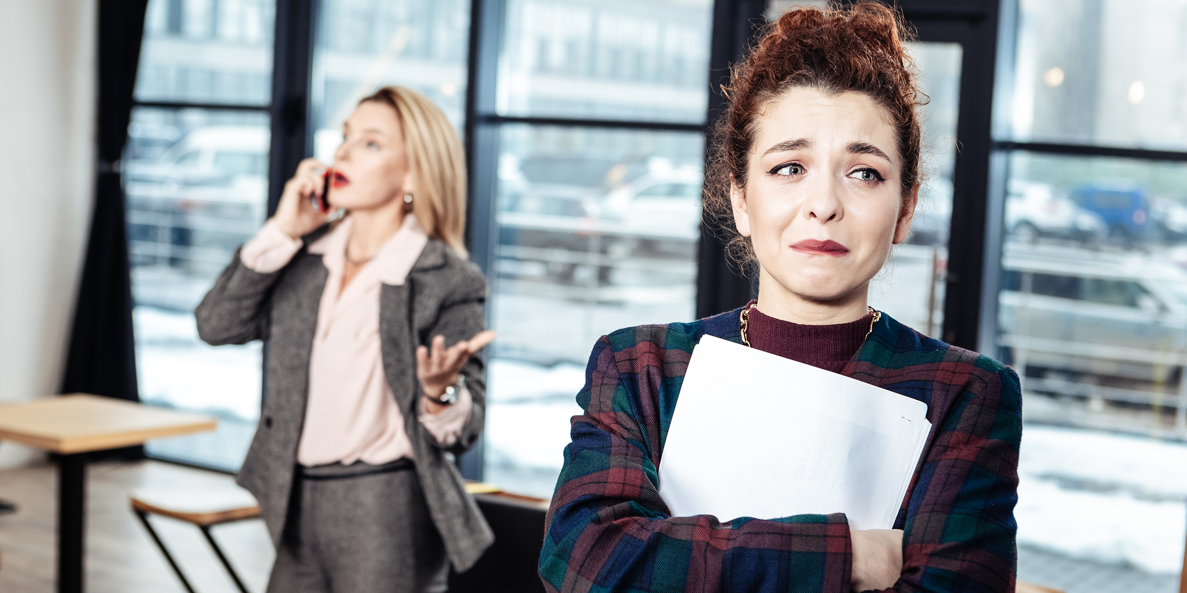 Mujer ansiosa delante de su jefa | Fuente: Shutterstock