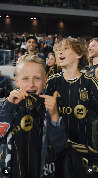 Los hijos de Owen Wilson, Finn y Ford, en un vídeo compartido en Instagram en abril de 2024 | Fuente: Instagram/lafc