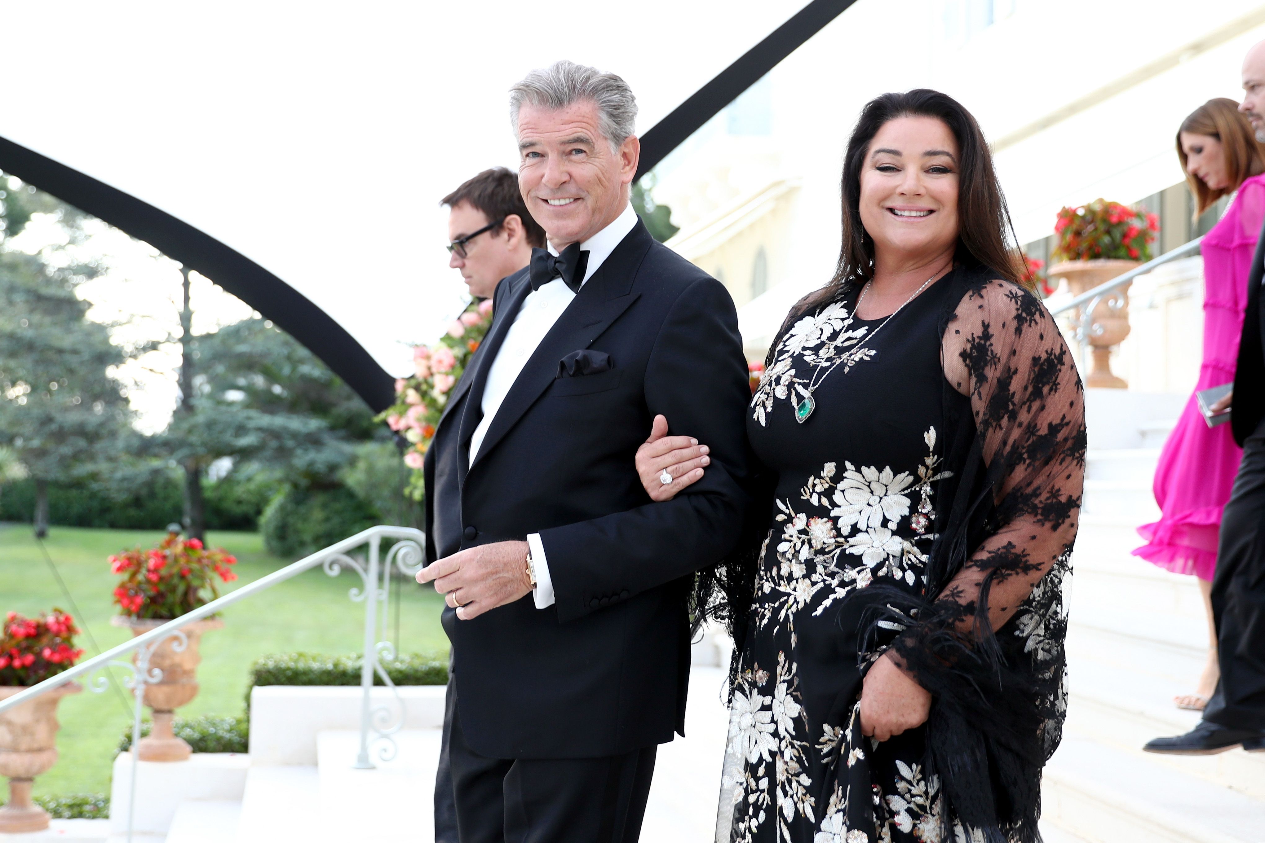 Pierce Brosnan y Keely Shaye Brosnan durante la Gala amfAR Cannes 2018 en el Hotel du Cap-Eden-Roc el 17 de mayo de 2018, en Cap d'Antibes, Francia. | Foto: Getty Images