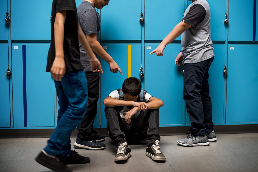 Niños acosando a otro en la escuela. | Foto: Shutterstock