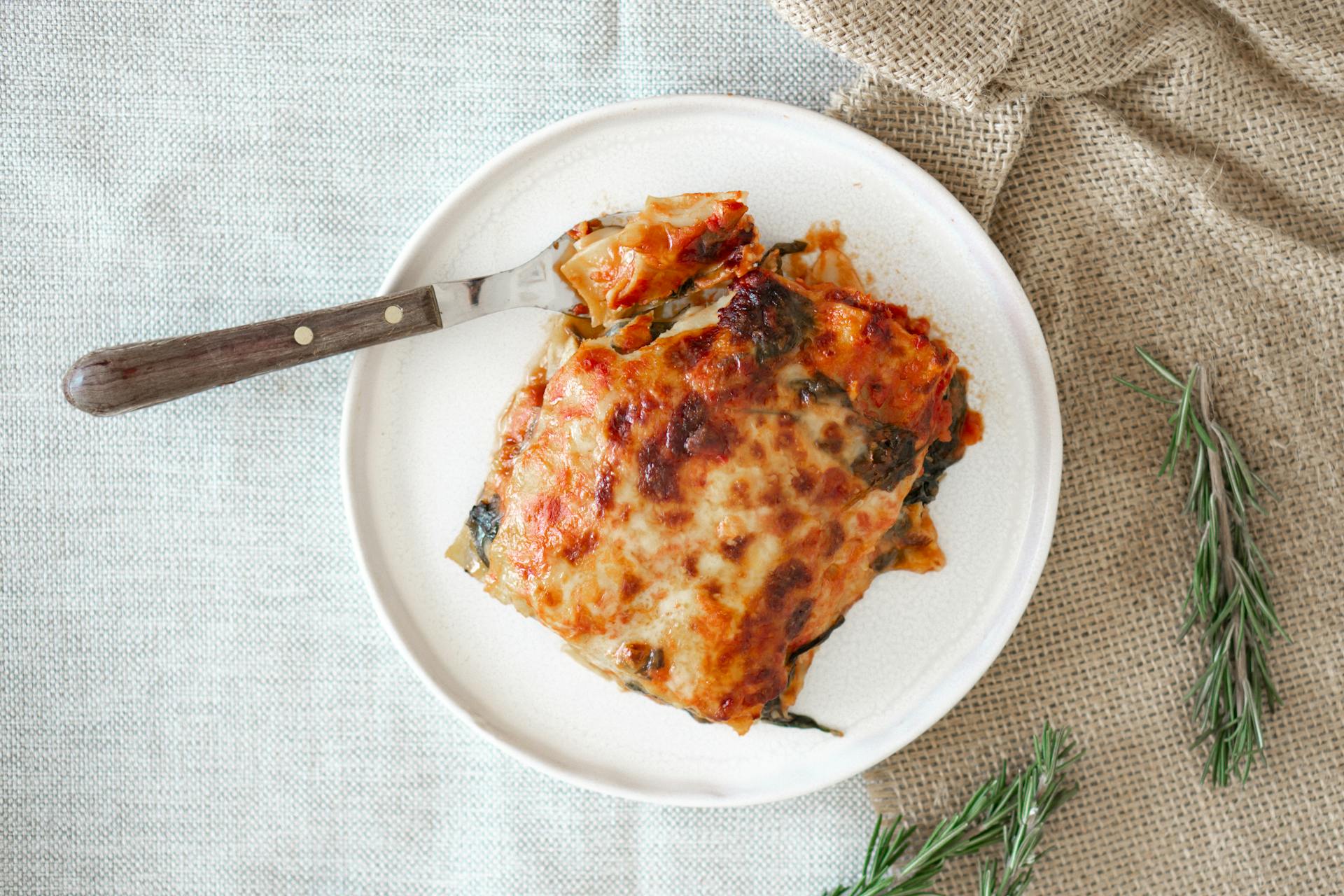 Un plato de lasaña | Fuente: Pexels