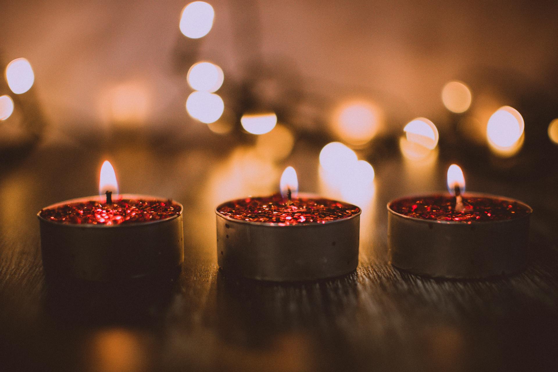 Velas sobre una mesa | Fuente: Pexels