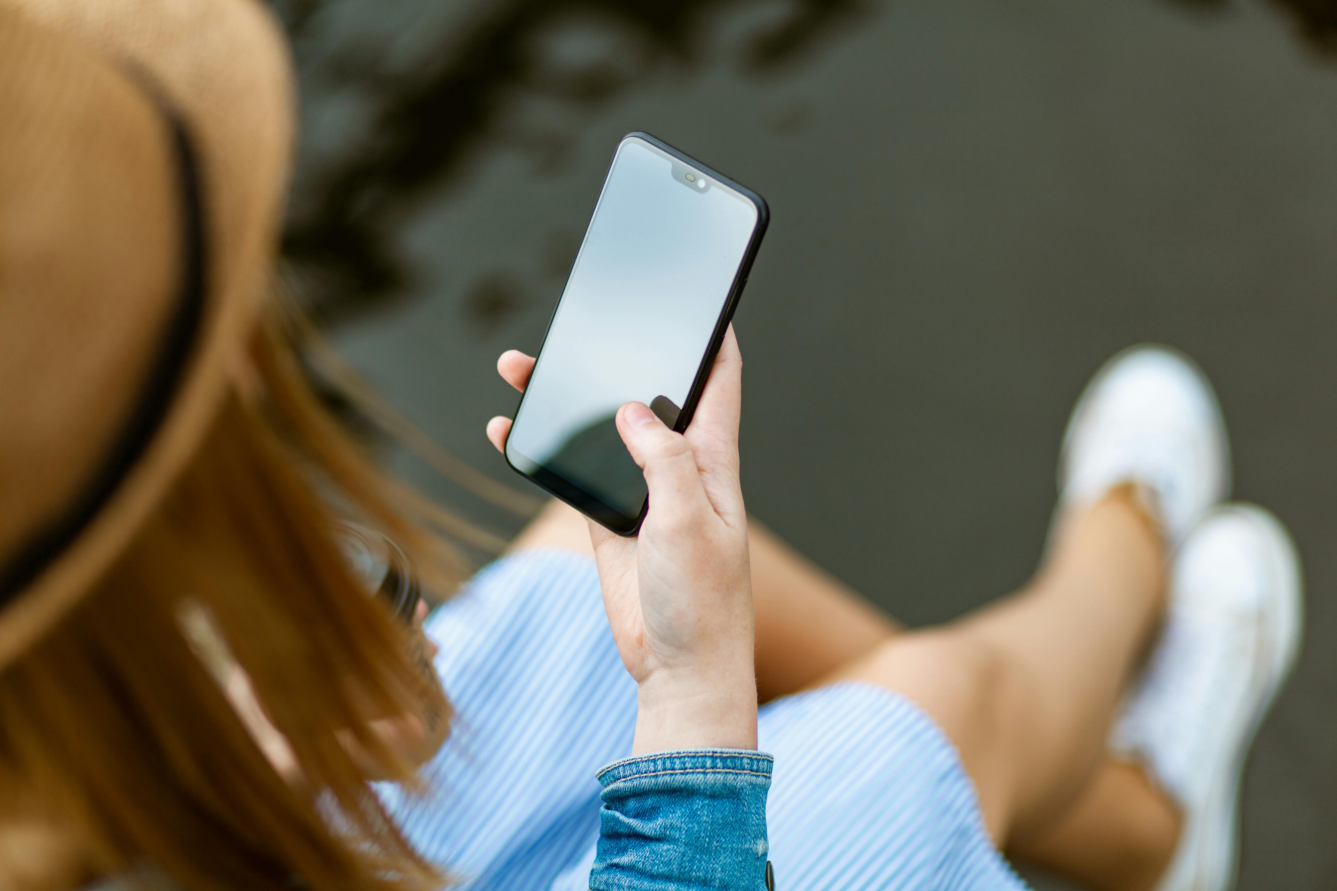Una ragazza al telefono | Fonte: Pexels