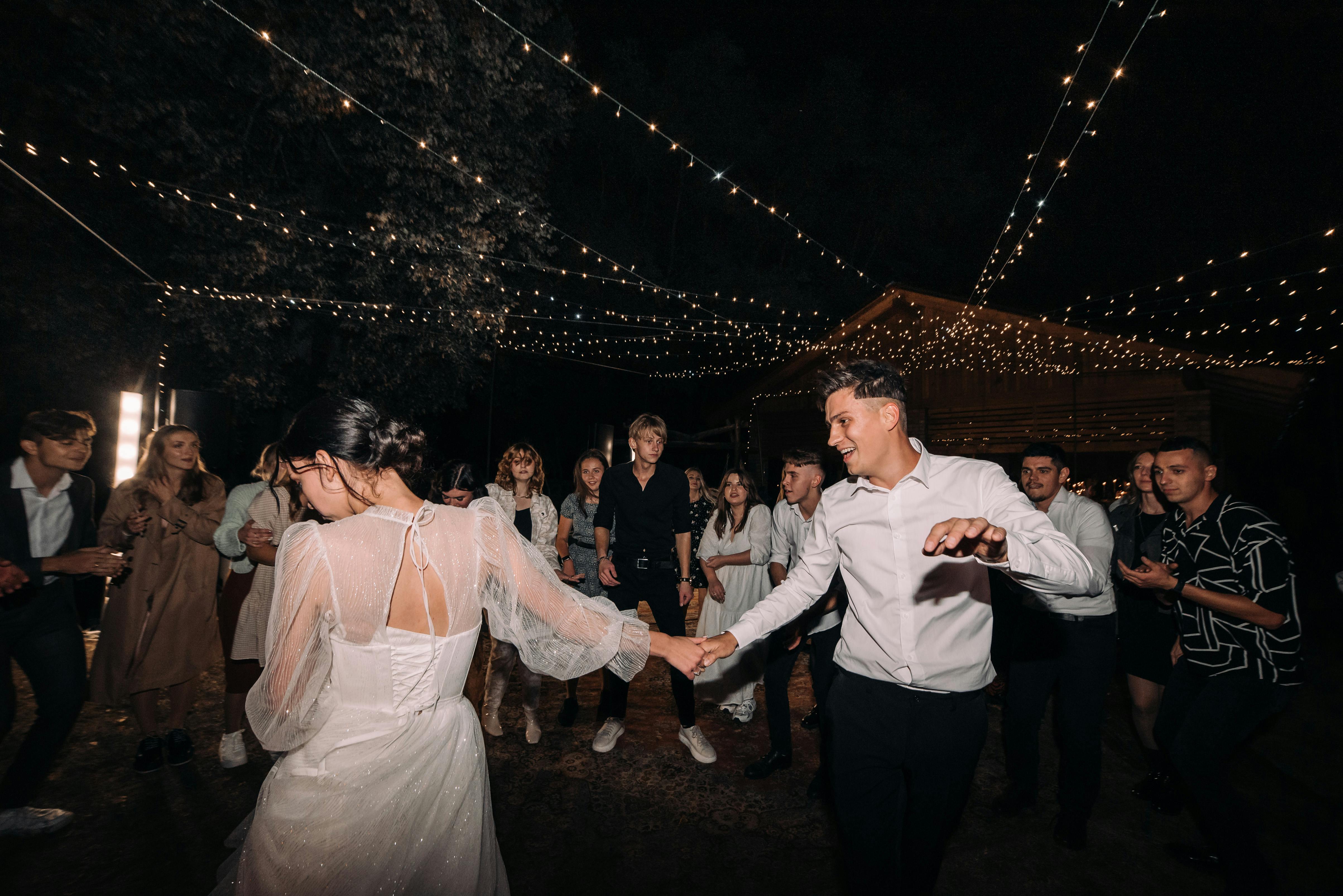 Una pareja bailando en su boda mientras los invitados miran | Fuente: Pexels
