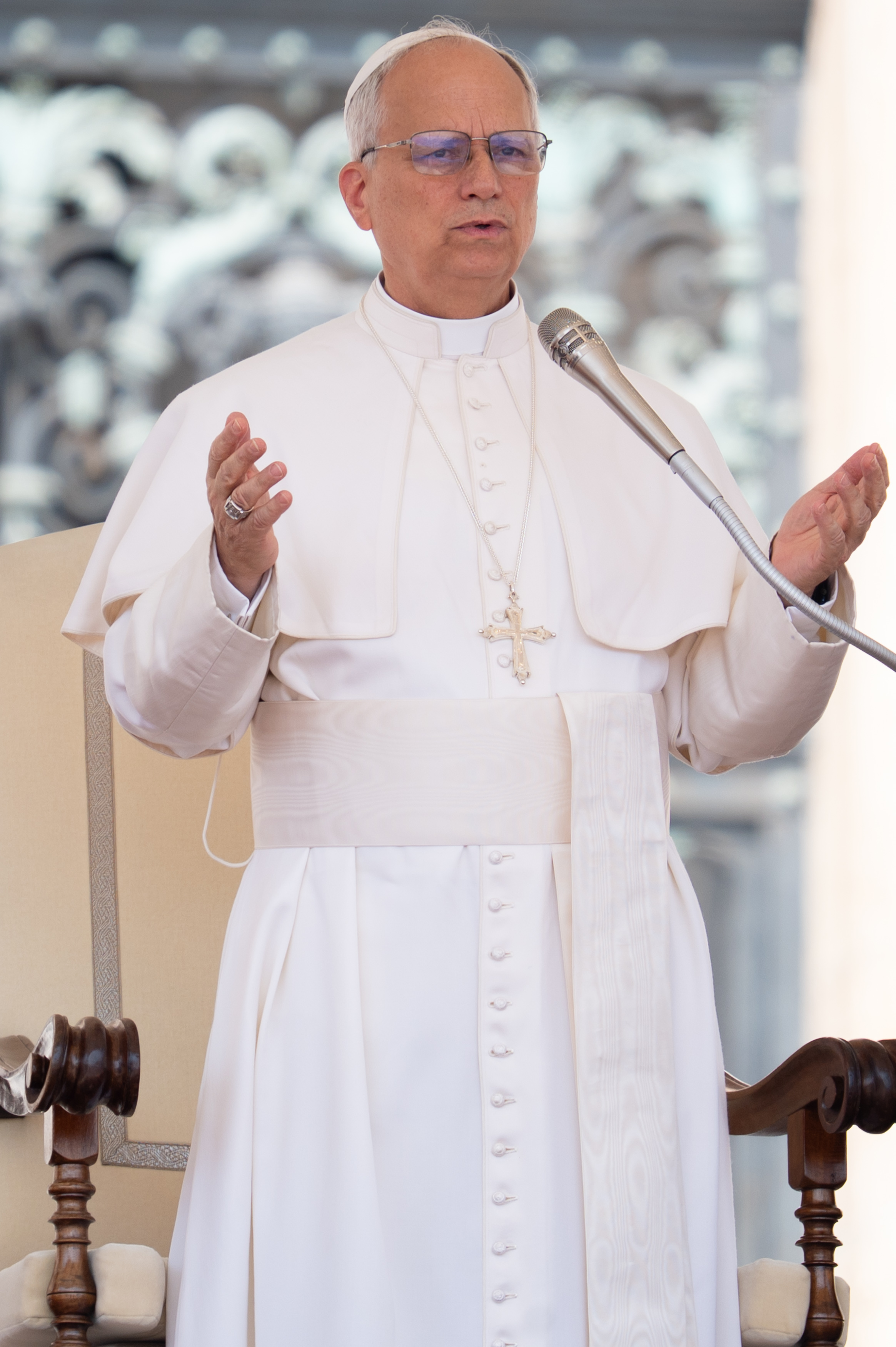 Con ambas manos levantadas, el papa León XIV transmite su mensaje durante la audiencia general semanal en la Plaza de San Pedro, en la Ciudad del Vaticano, el 11 de junio de 2025 | Fuente: Getty Images
